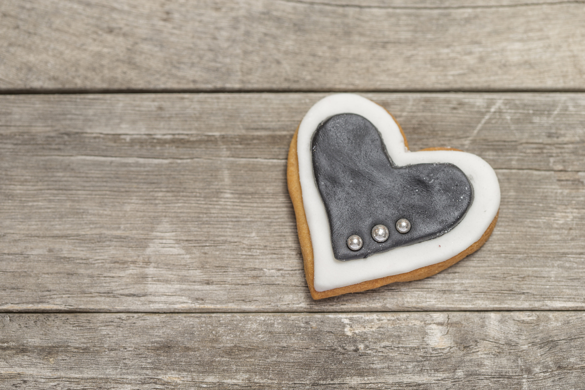 Canon EOS-1D X + Canon EF 100mm F2.8 Macro USM sample photo. Beautiful baked heart with white and black icing and beads photography