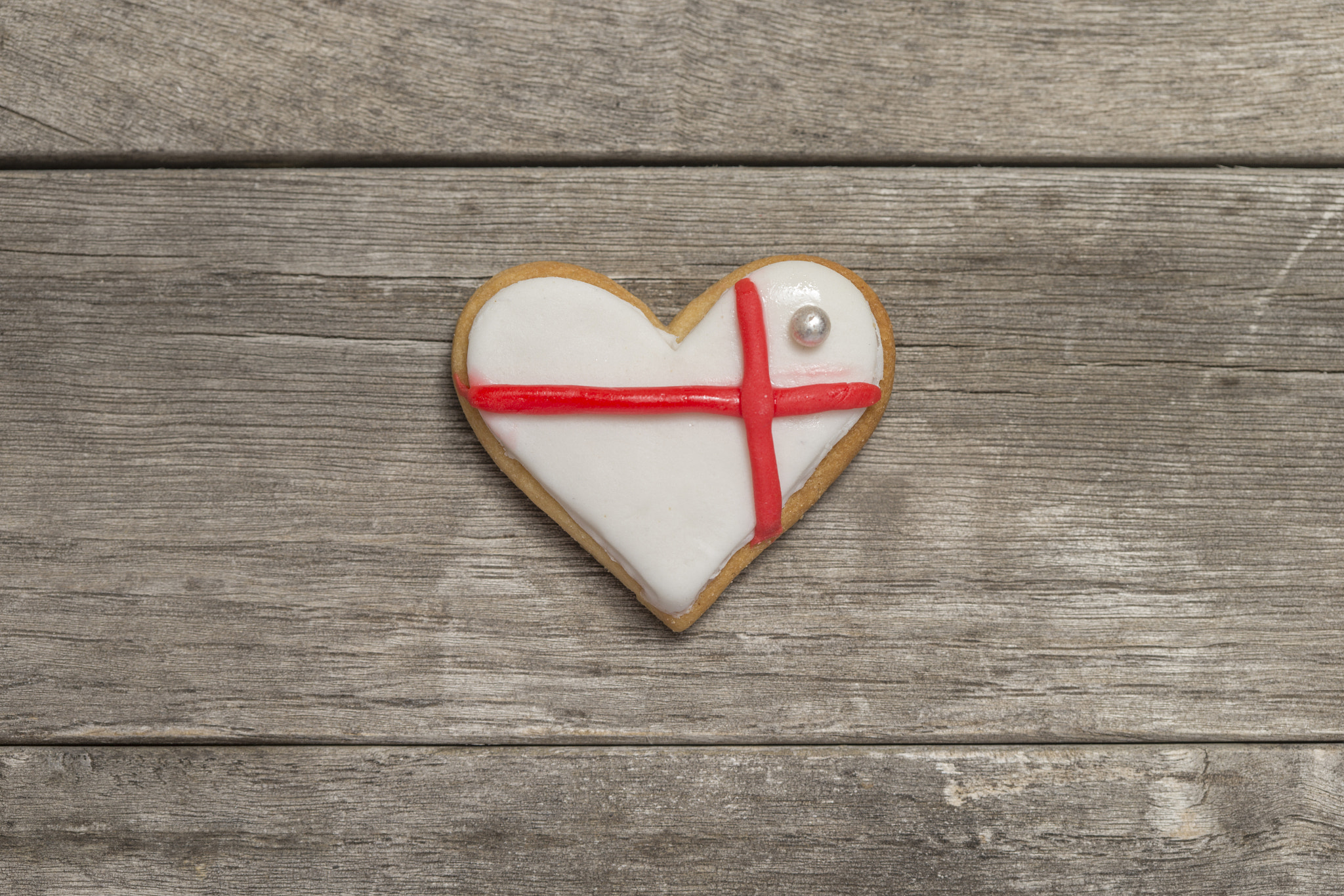 Canon EOS-1D X + Canon EF 100mm F2.8 Macro USM sample photo. Baked valentine's heart covered with white and red icing photography