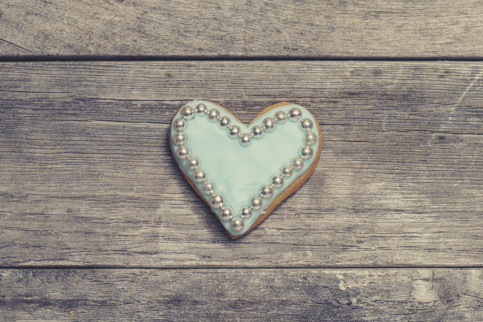 Canon EOS-1D X + Canon EF 100mm F2.8 Macro USM sample photo. Heart cookie covered with blue icing and edible pearl beads photography