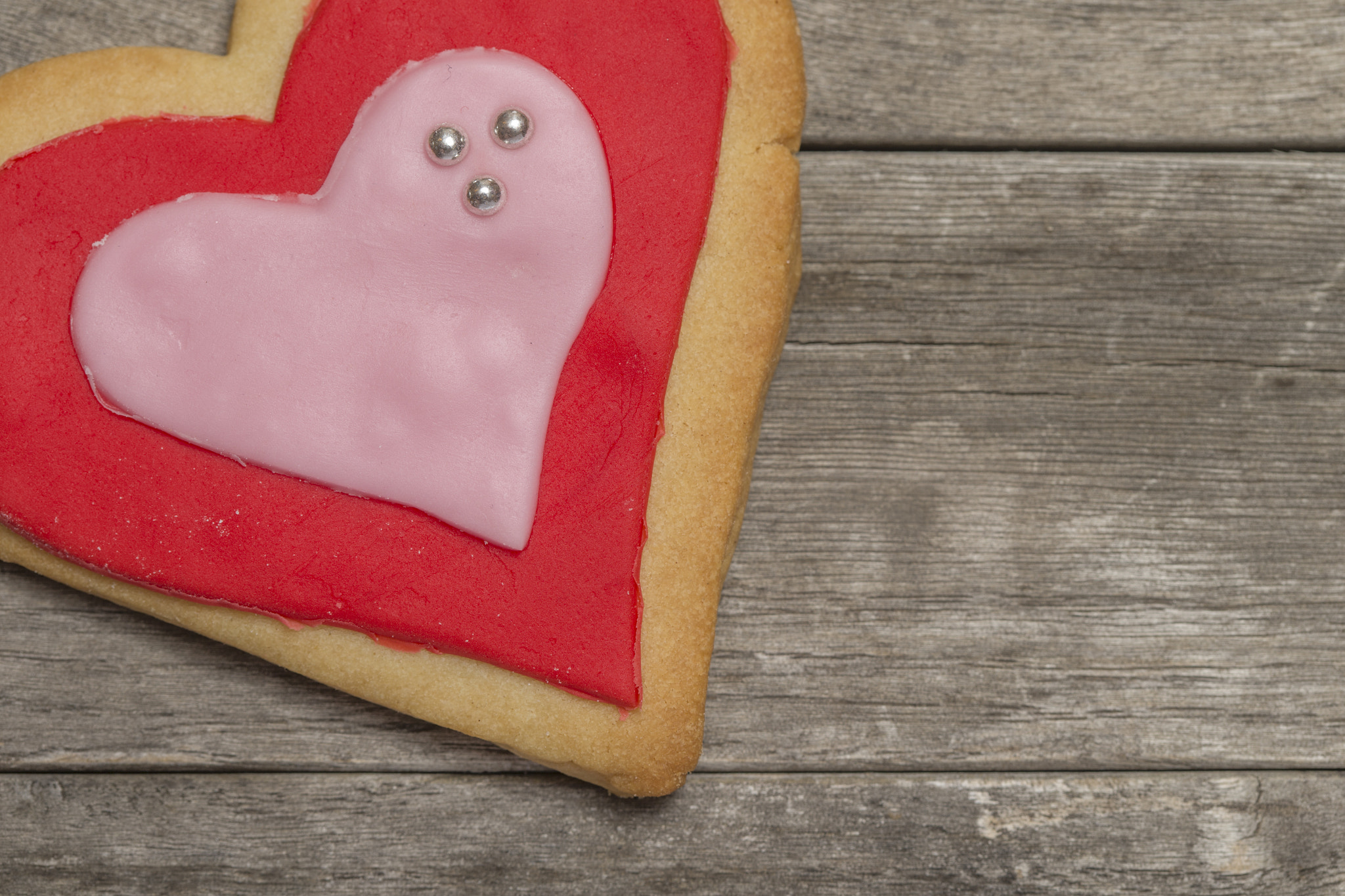 Canon EOS-1D X + Canon EF 100mm F2.8 Macro USM sample photo. Delicious baked valentine's heart with red and pink icing photography