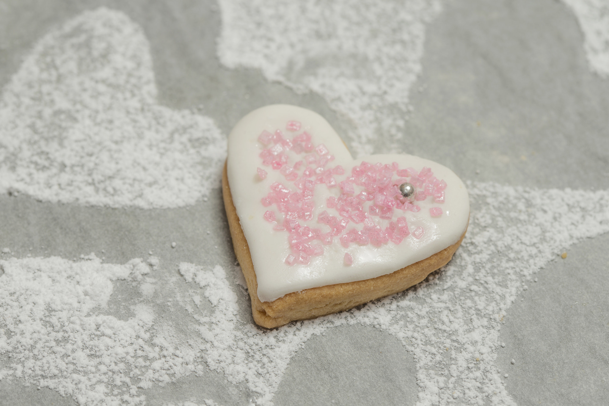 Canon EOS-1D X + Canon EF 100mm F2.8 Macro USM sample photo. Close-up of baked heart with white icing and pink decor photography
