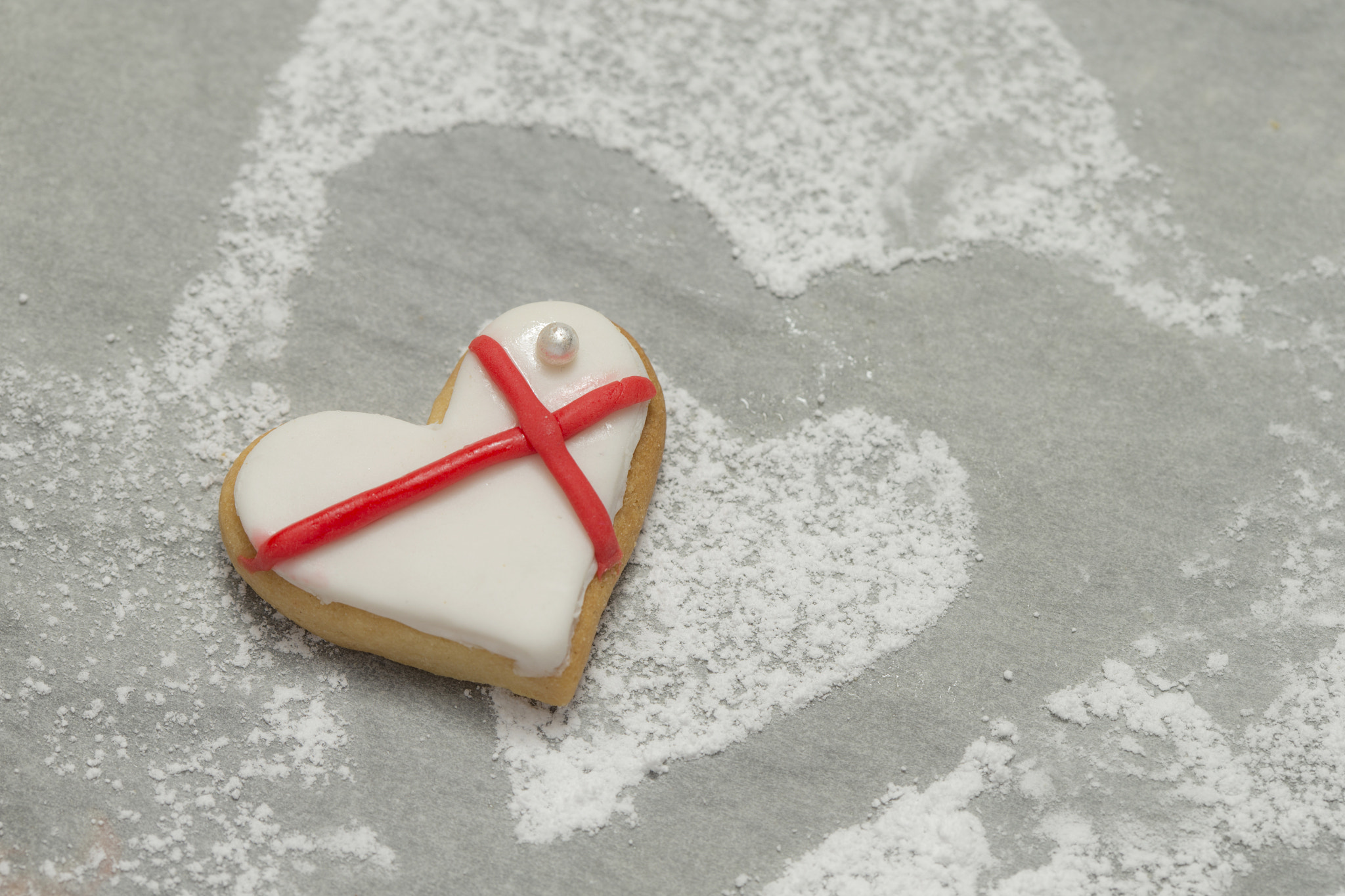 Canon EOS-1D X + Canon EF 100mm F2.8 Macro USM sample photo. Baked valentine's heart with white and red icing photography