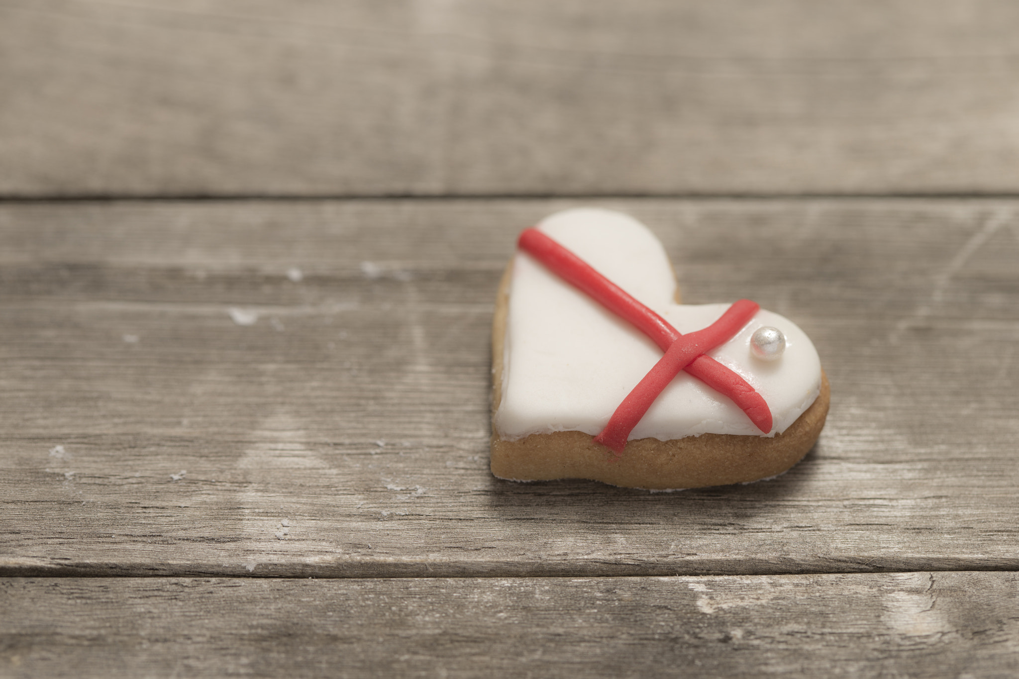 Canon EOS-1D X + Canon EF 100mm F2.8 Macro USM sample photo. Baked valentine's heart covered with white and red icing photography