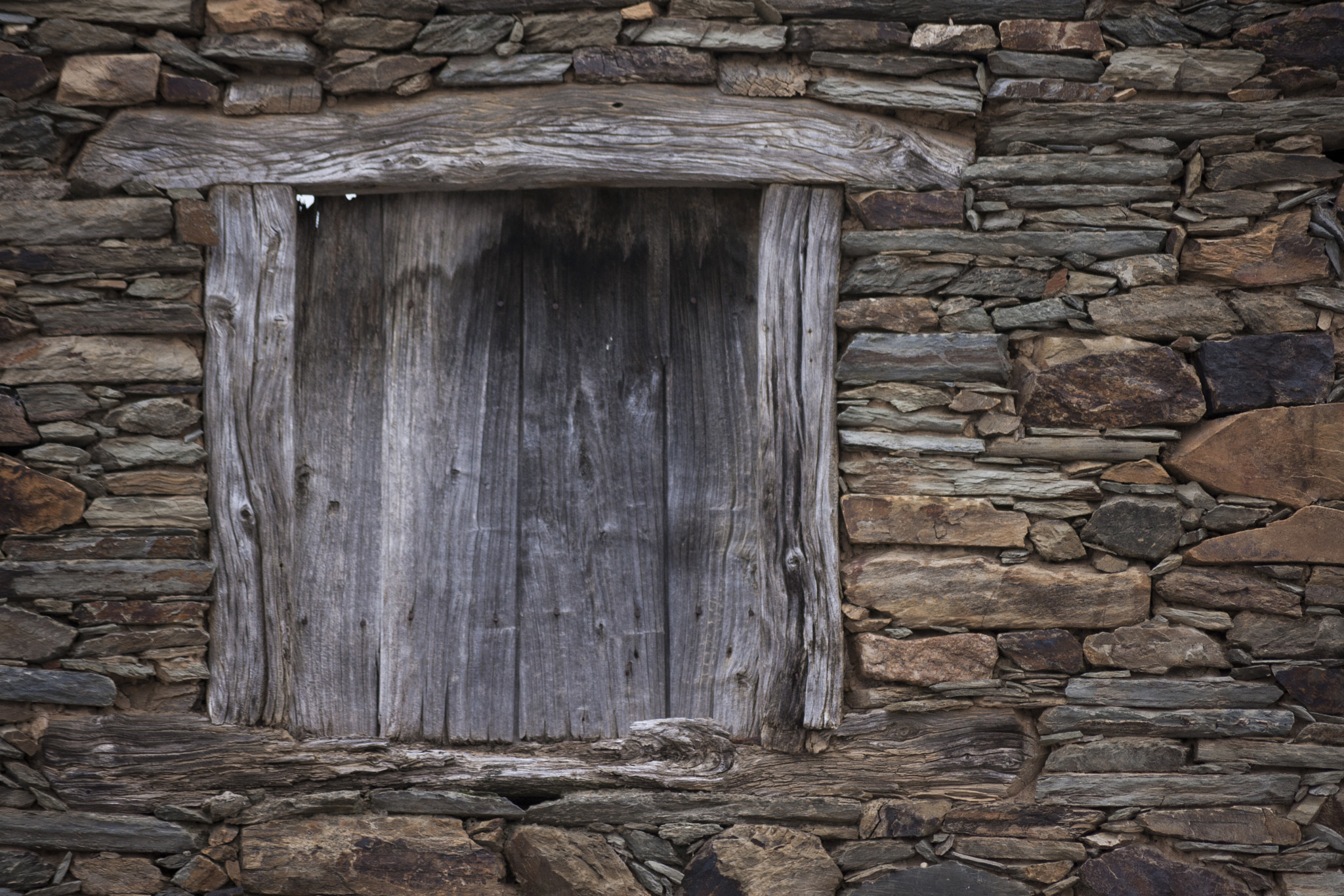 Sigma 55-200mm f/4-5.6 DC sample photo. Window in stone wall photography