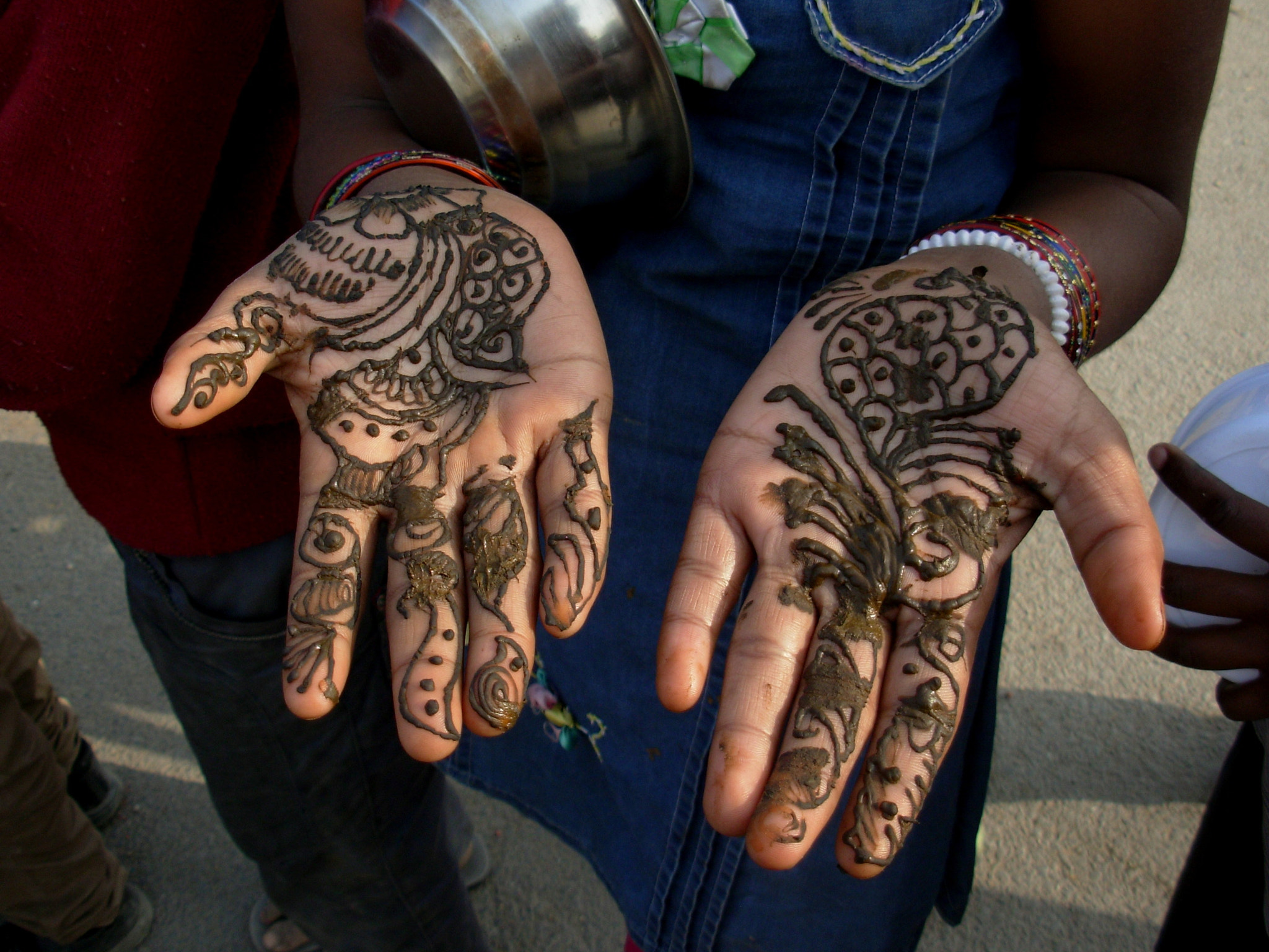 Nikon COOLPIX L1 sample photo. Henna, the color of india photography