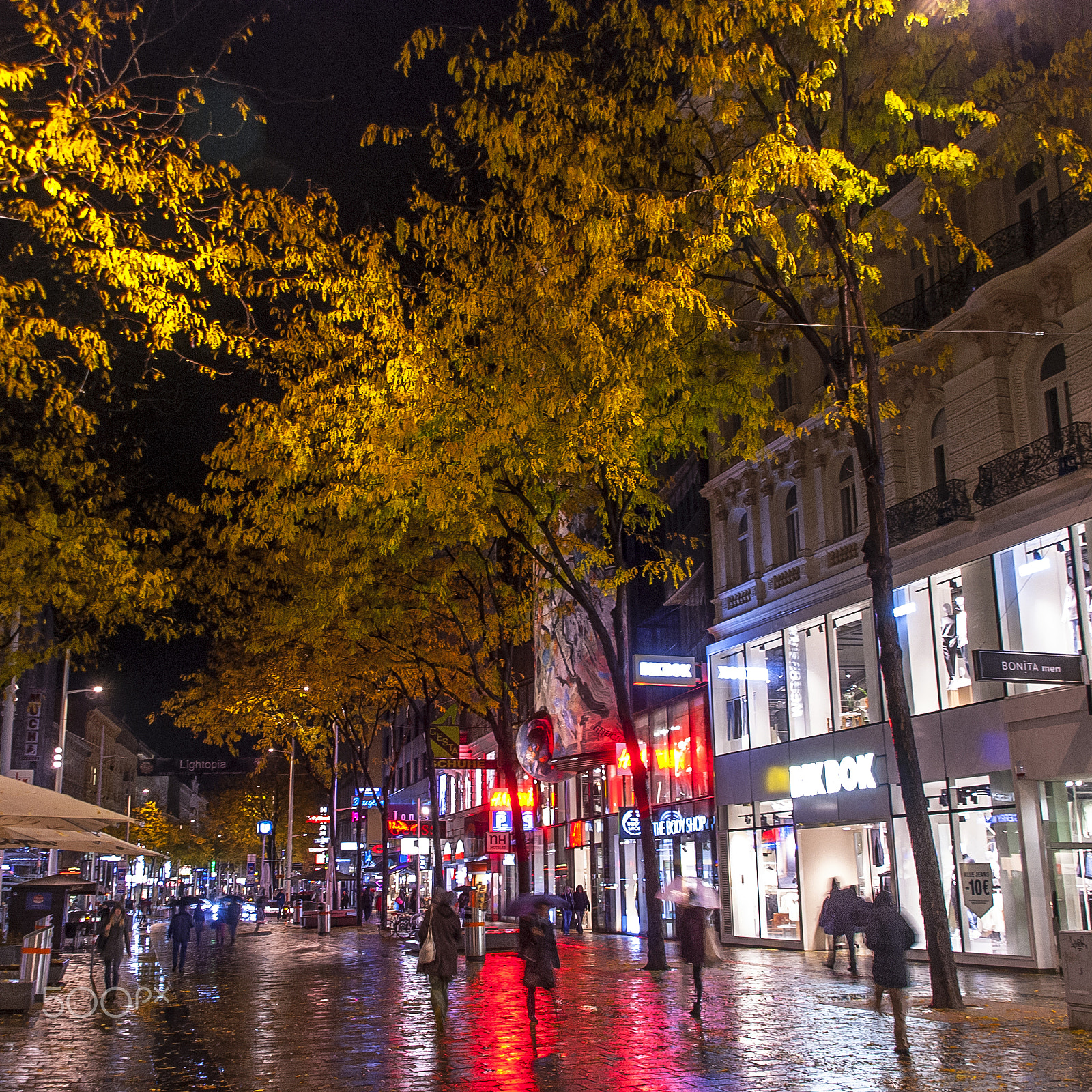 Nikon D80 + Sigma 18-200mm F3.5-6.3 DC sample photo. Rainy night in vienna photography