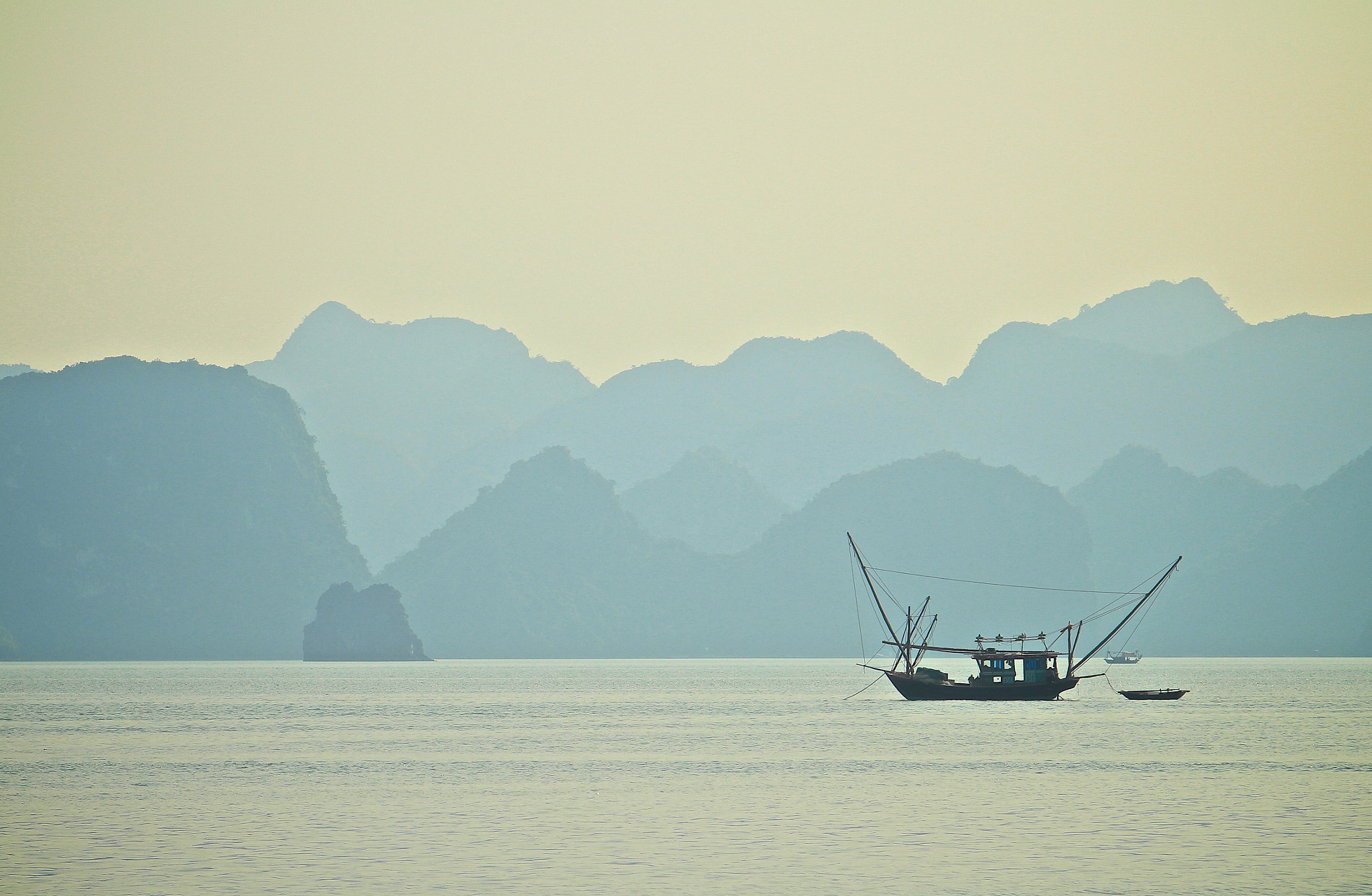 Canon EOS M + Canon EF 55-200mm F4.5-5.6 II USM sample photo. Sunset at ha long bay photography