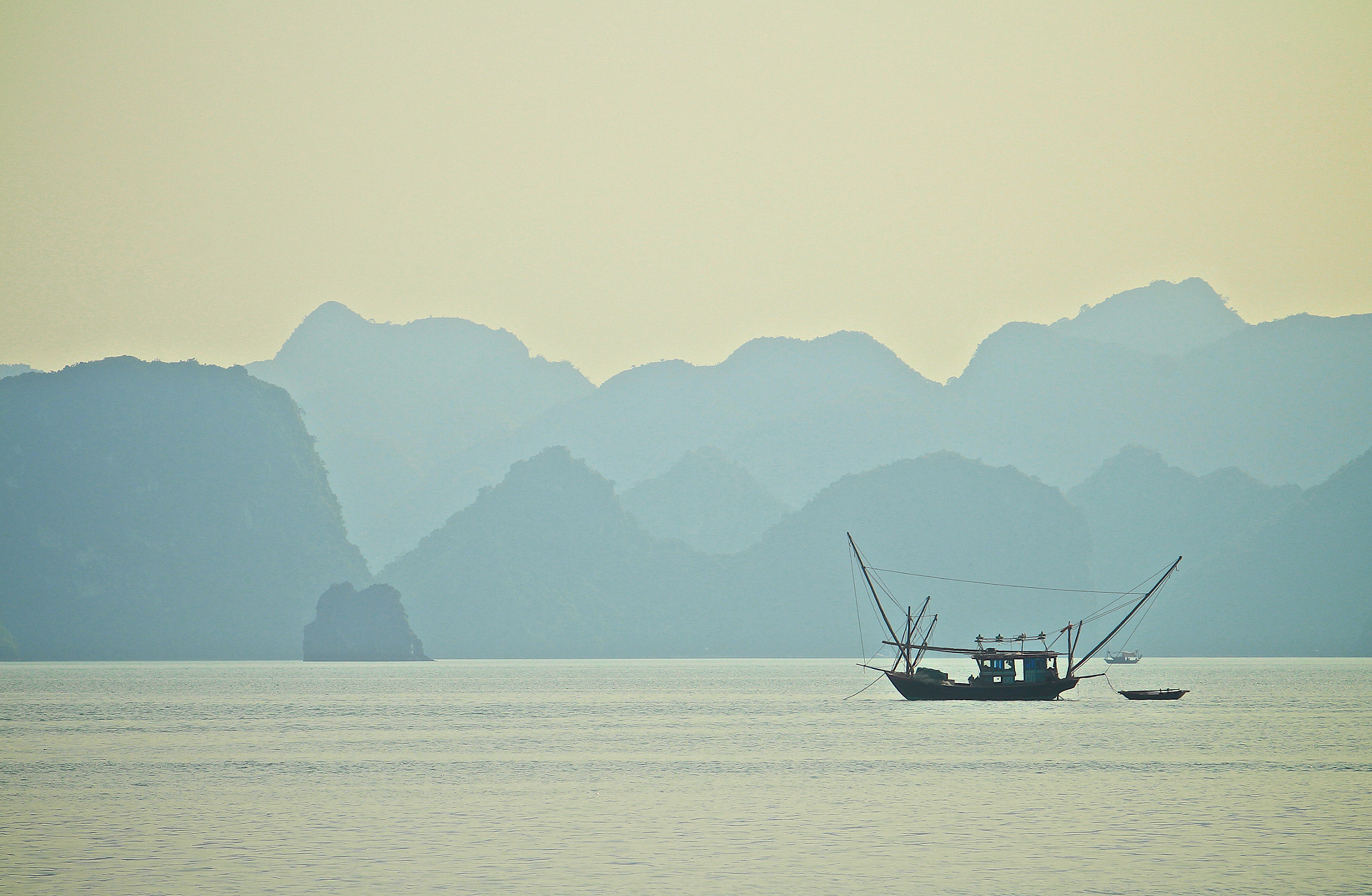 Canon EF 55-200mm F4.5-5.6 II USM sample photo. Sunset at ha long bay photography