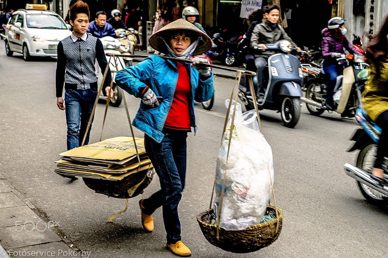 Sony a7 + Sony 28-75mm F2.8 SAM sample photo. Traditionelle vietnamesische trägerin photography