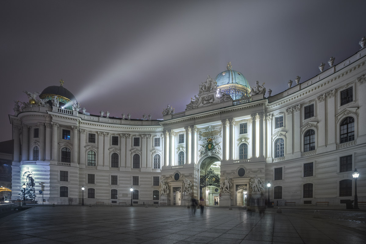 Sony a7R + Sony E 10-18mm F4 OSS sample photo. Evening at michalerplatz in vienna photography