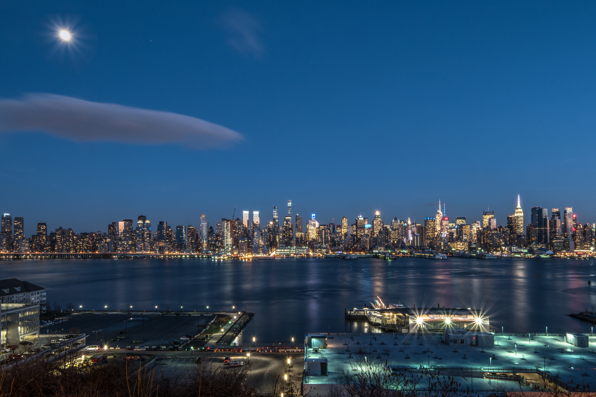 Samsung NX1 + Samsung NX 12-24mm F4-5.6 ED sample photo. The moon over nyc photography