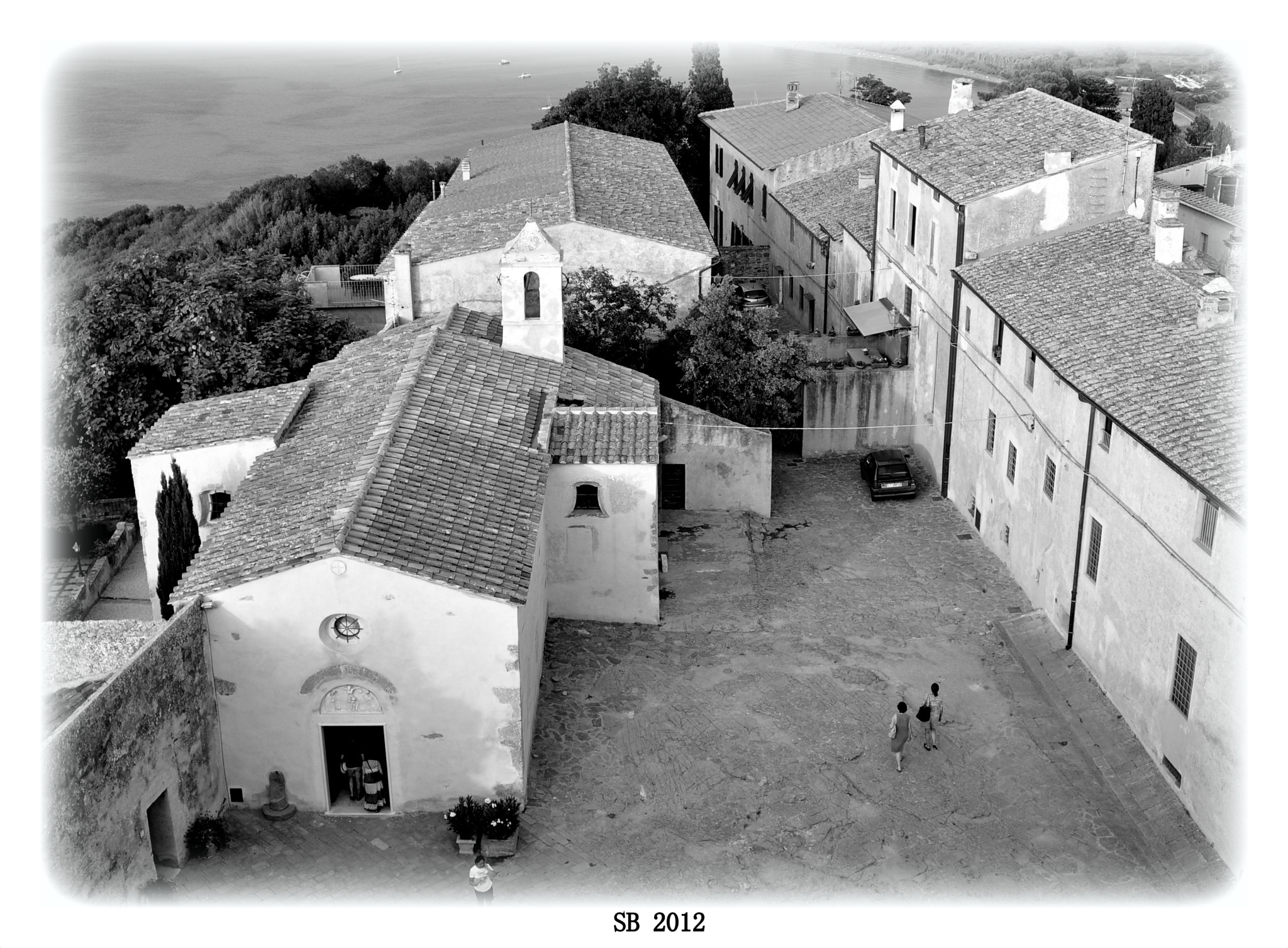 Nikon D90 + AF Zoom-Nikkor 28-100mm f/3.5-5.6G sample photo. Populonia glimpse [popular] photography