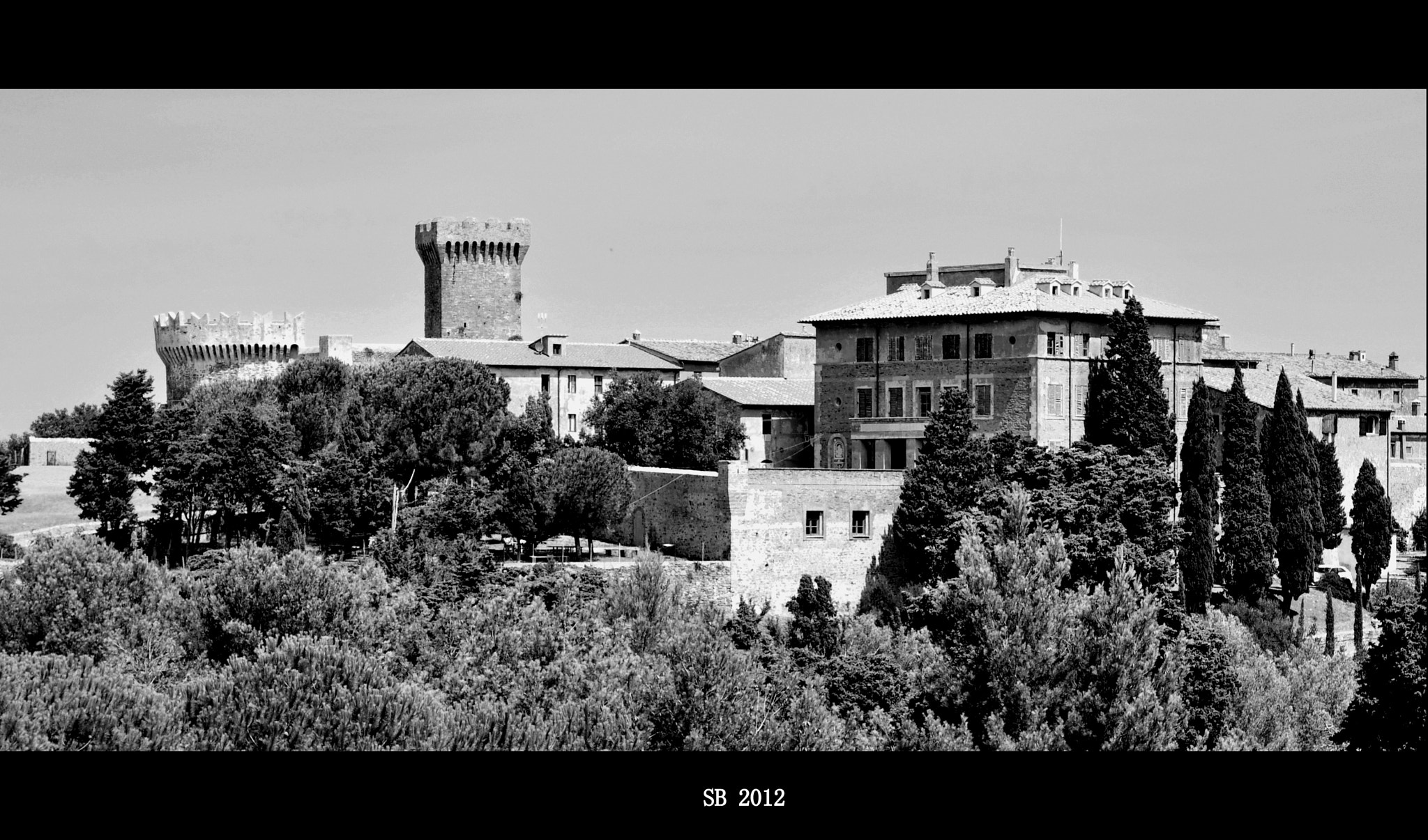 AF Zoom-Nikkor 28-100mm f/3.5-5.6G sample photo. Populonia bw [popular] photography