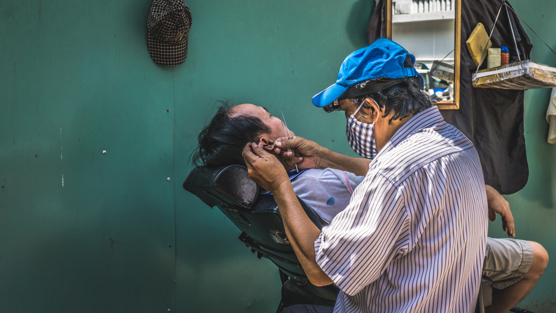 E 32mm F1.8 sample photo. Street side ear wax service photography