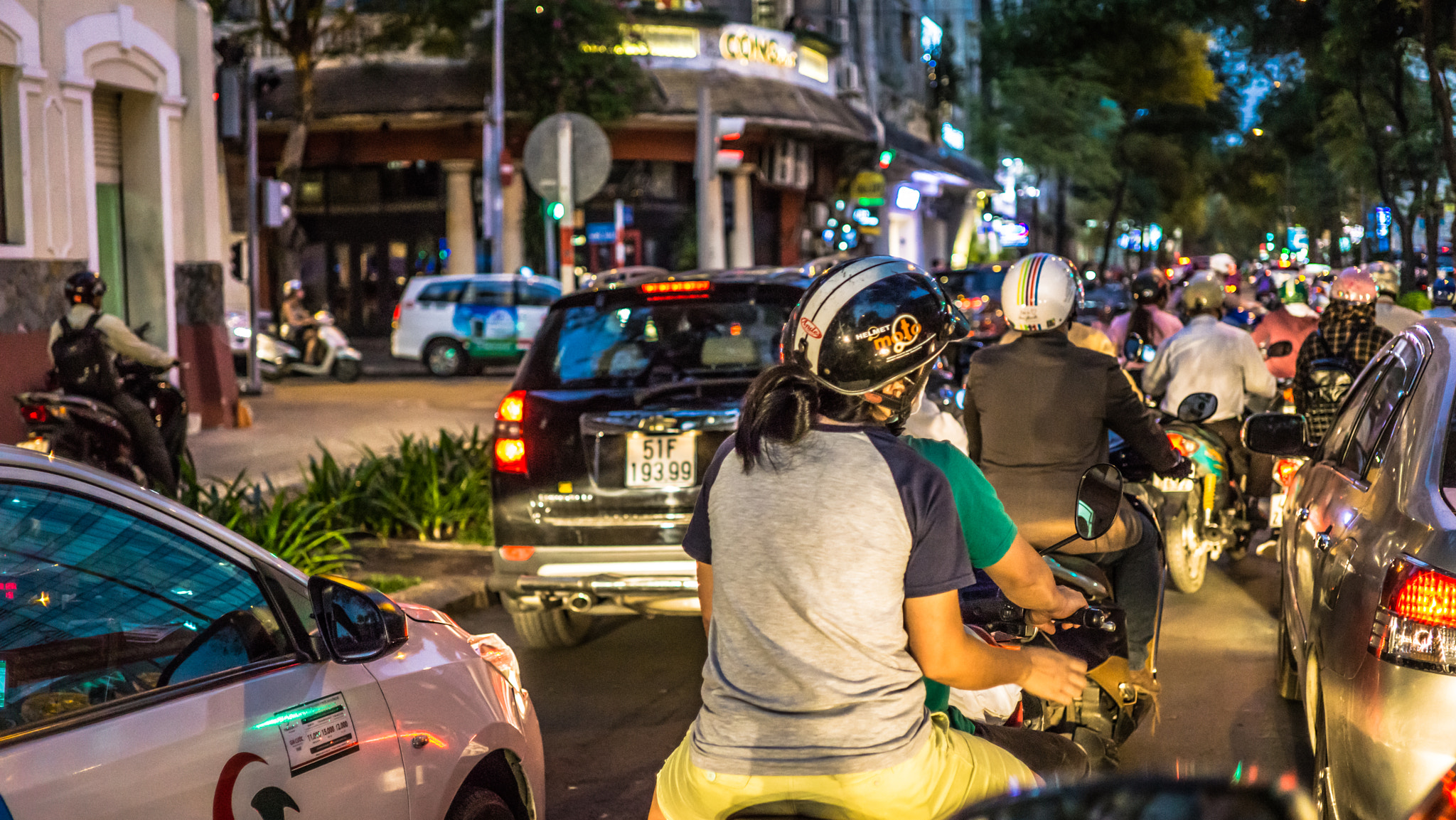 E 32mm F1.8 sample photo. Traffic jam photography