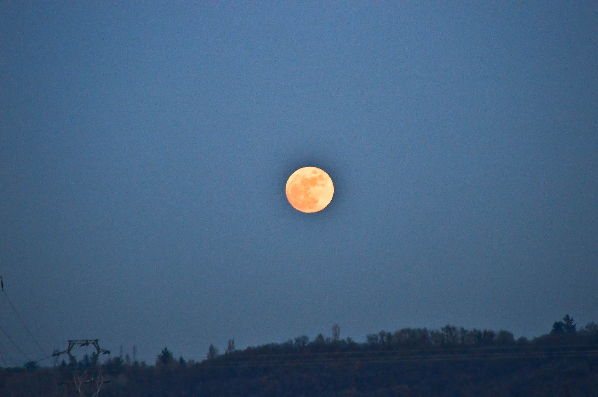 Zeiss Milvus 35mm f/2 + 2x sample photo. The moon photography