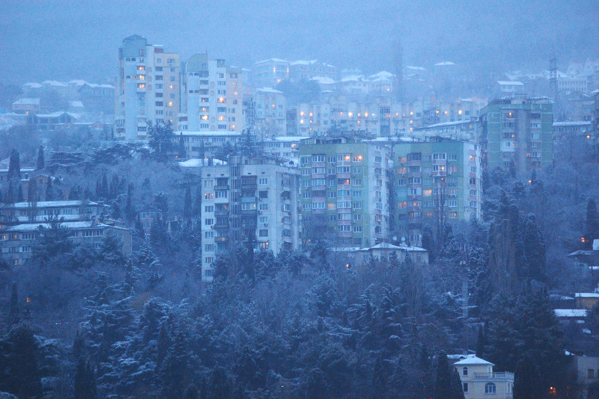 Sigma 70-300mm F4-5.6 APO DG Macro sample photo. Snow in yalta / Снег в вечерней Ялте photography