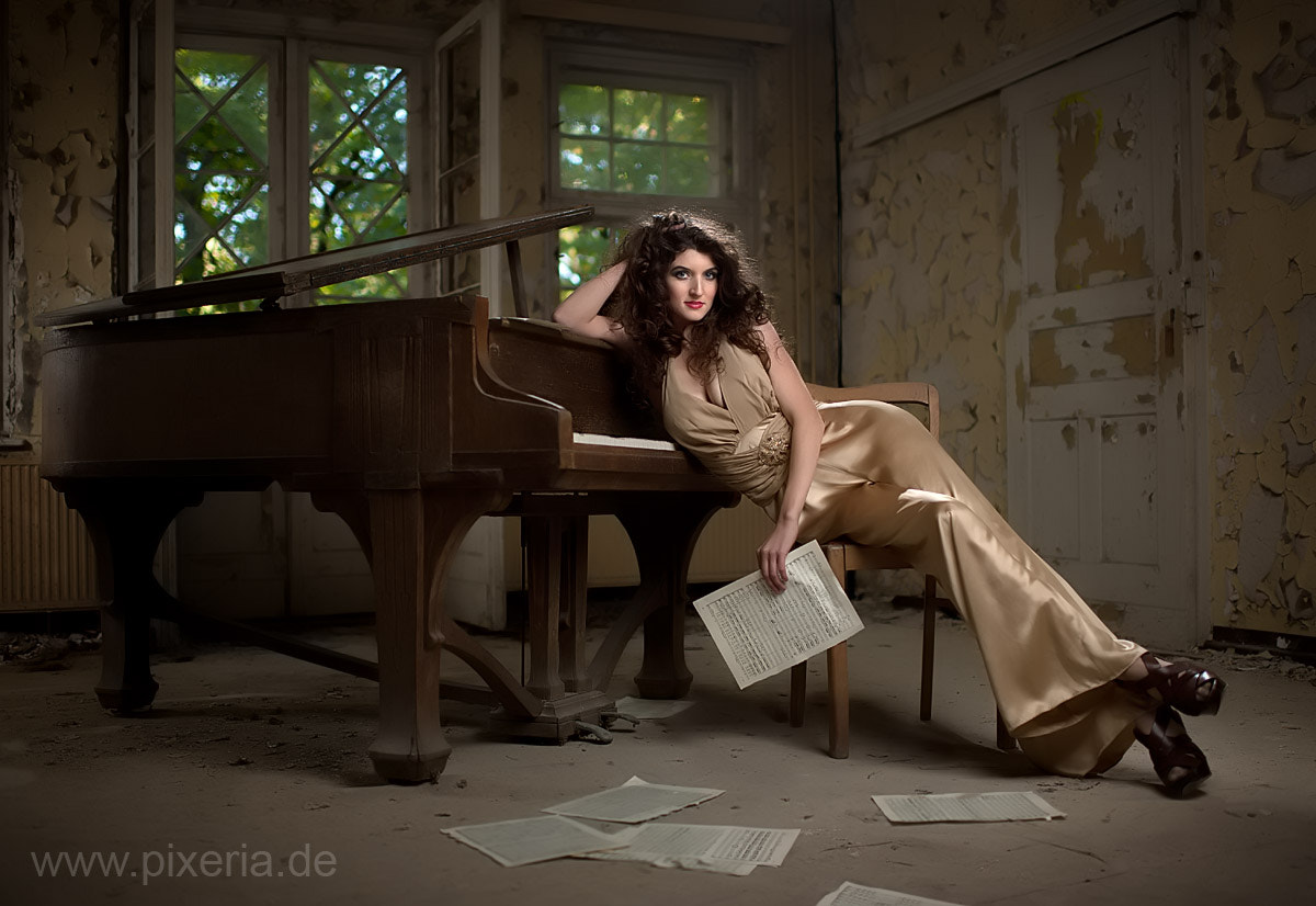 Nikon D3X + Nikon AF-S Nikkor 35mm F1.4G sample photo. Piano lessons photography