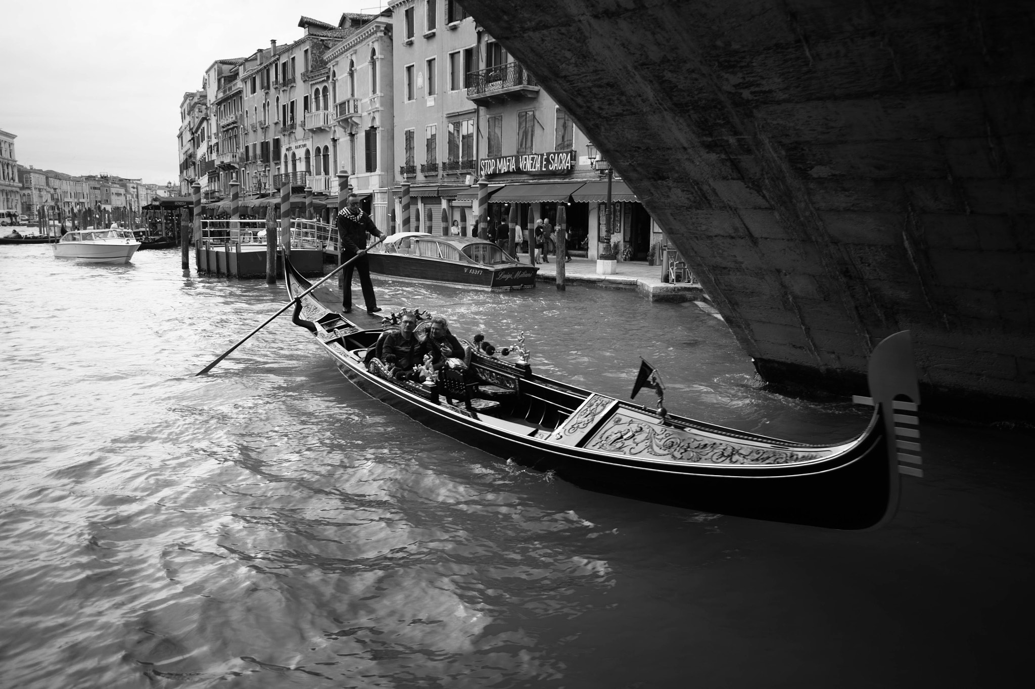 Nikon Df + Sigma 24mm F2.8 Super Wide II Macro sample photo. Gondola photography