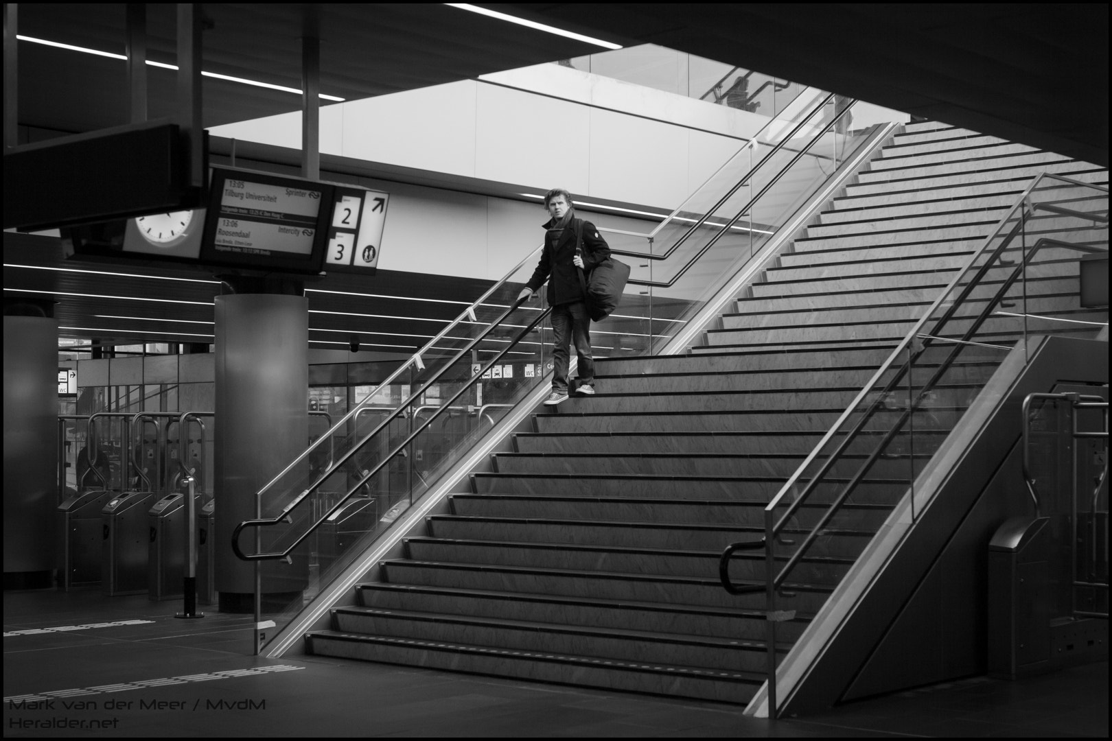 Canon EOS 550D (EOS Rebel T2i / EOS Kiss X4) + Sigma 35mm F1.4 DG HSM Art sample photo. Tilburg railway station - lonely man photography
