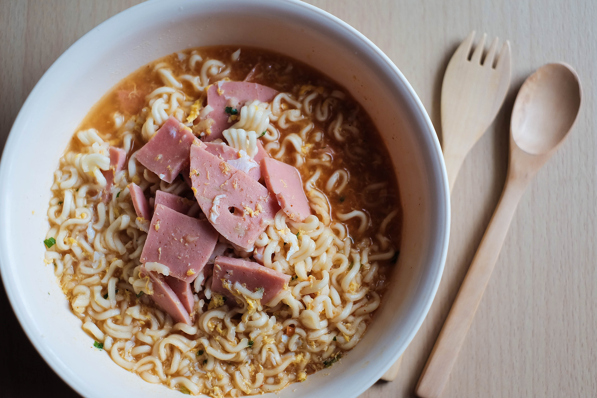 Fujifilm X-A2 + Fujifilm XF 35mm F1.4 R sample photo. Instant noodles with bologna sausage photography
