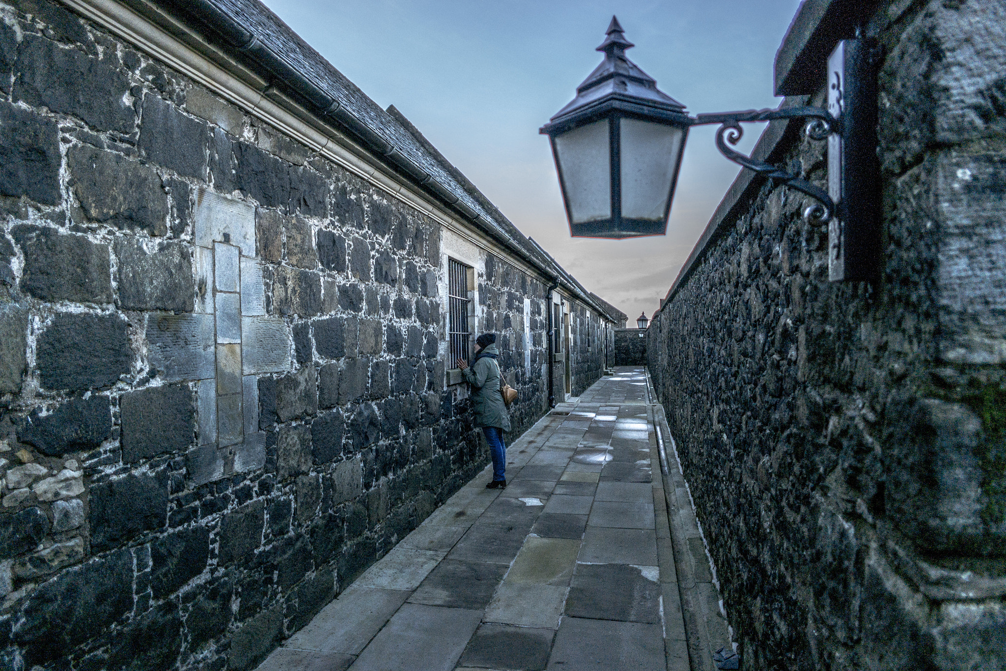 Samsung NX2000 + Samsung NX 16mm F2.4 Pancake sample photo. Street inside stirling castle photography