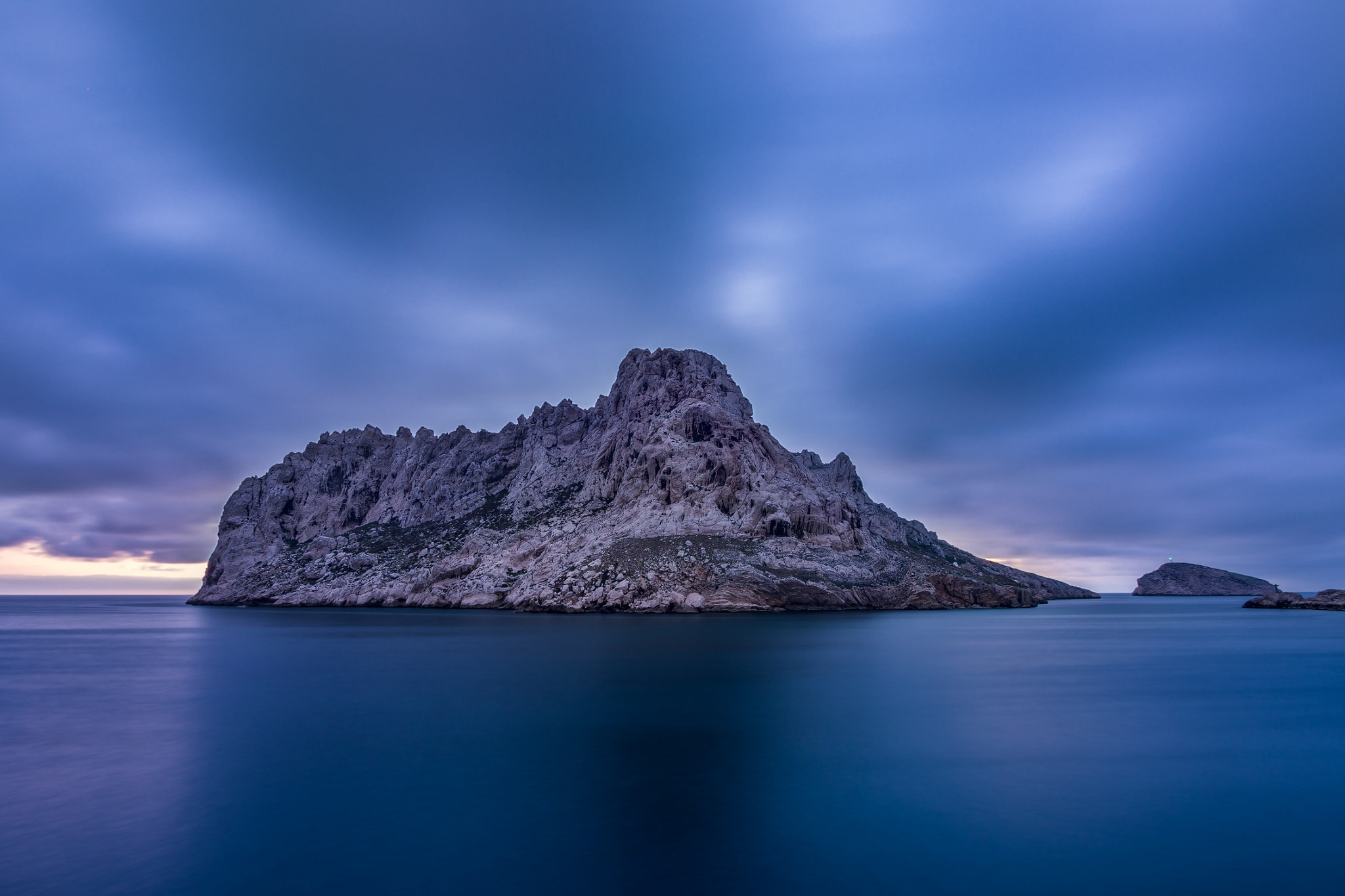 Olympus OM-D E-M5 + Panasonic Lumix G Vario 7-14mm F4 ASPH sample photo. Dramatic seascape photography