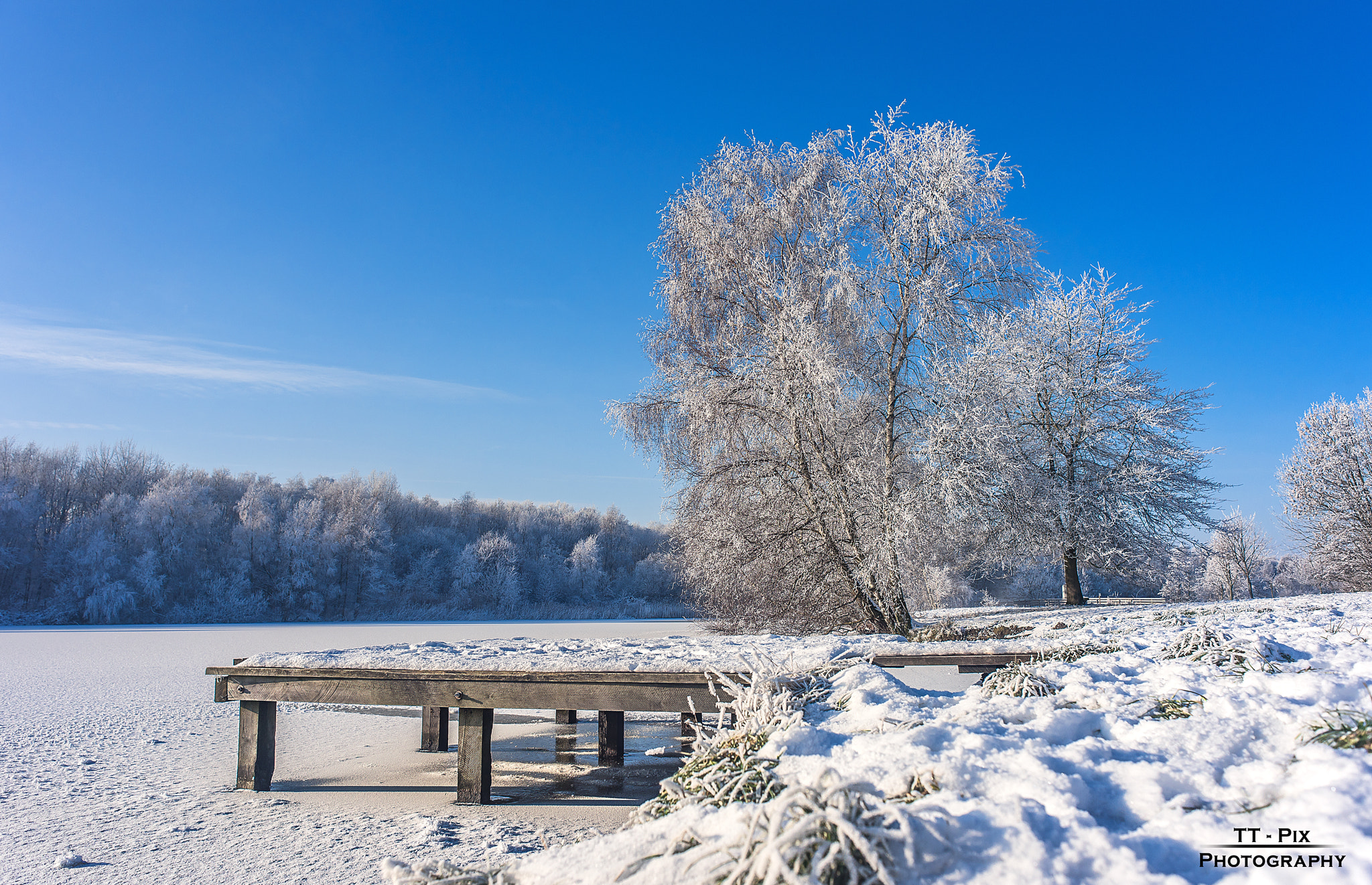 Nikon D810 + AF Nikkor 24mm f/2.8 sample photo. Frozen lake photography