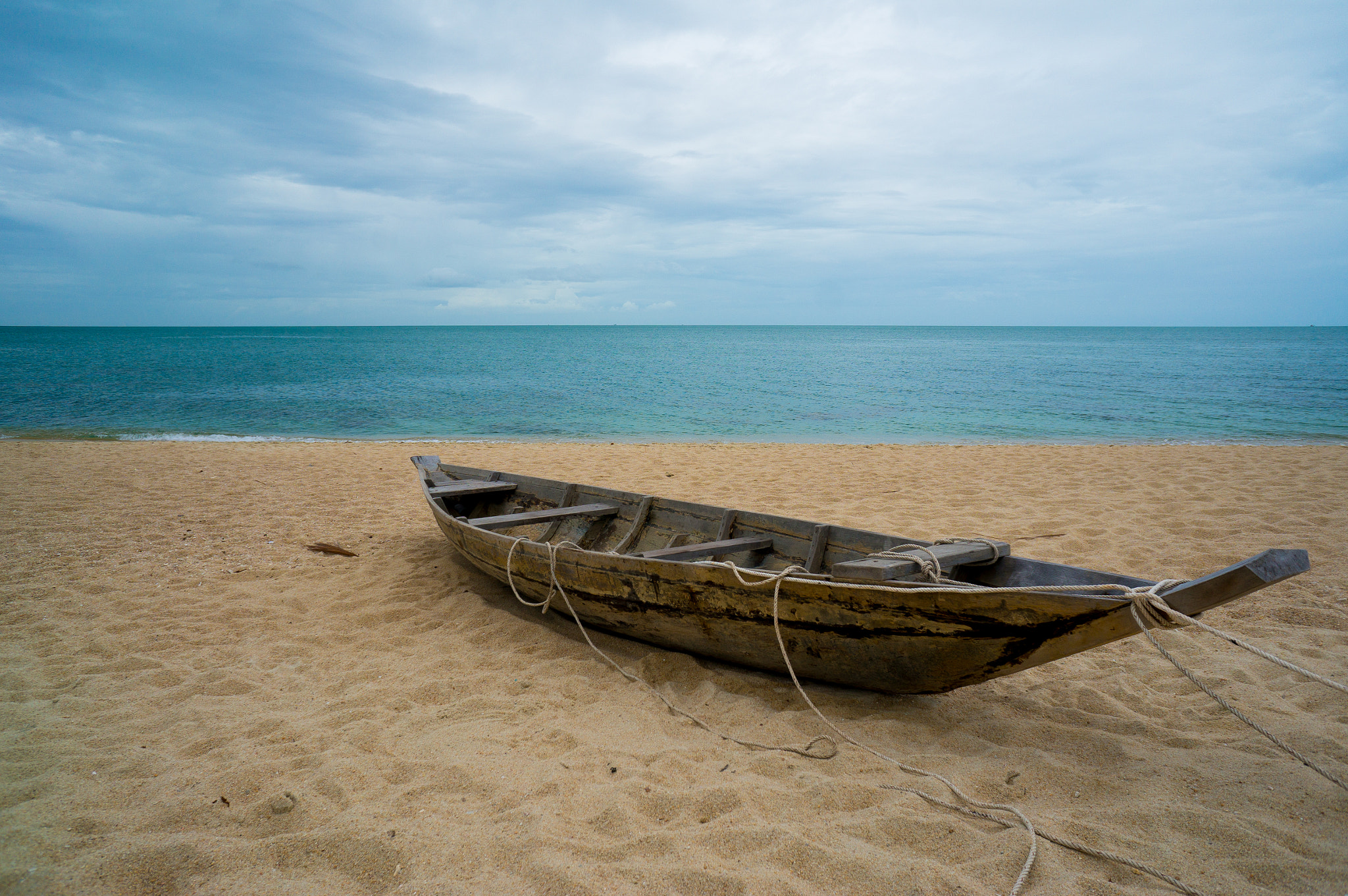 Sony Alpha NEX-5R + Sony E 16mm F2.8 sample photo. Boat on the beach photography