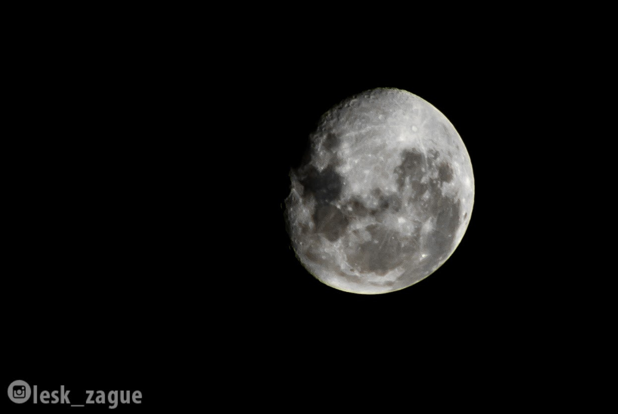 Sony Alpha DSLR-A230 + Minolta AF 100-300mm F4.5-5.6 xi sample photo. Vista da lua no rio de janeiro photography