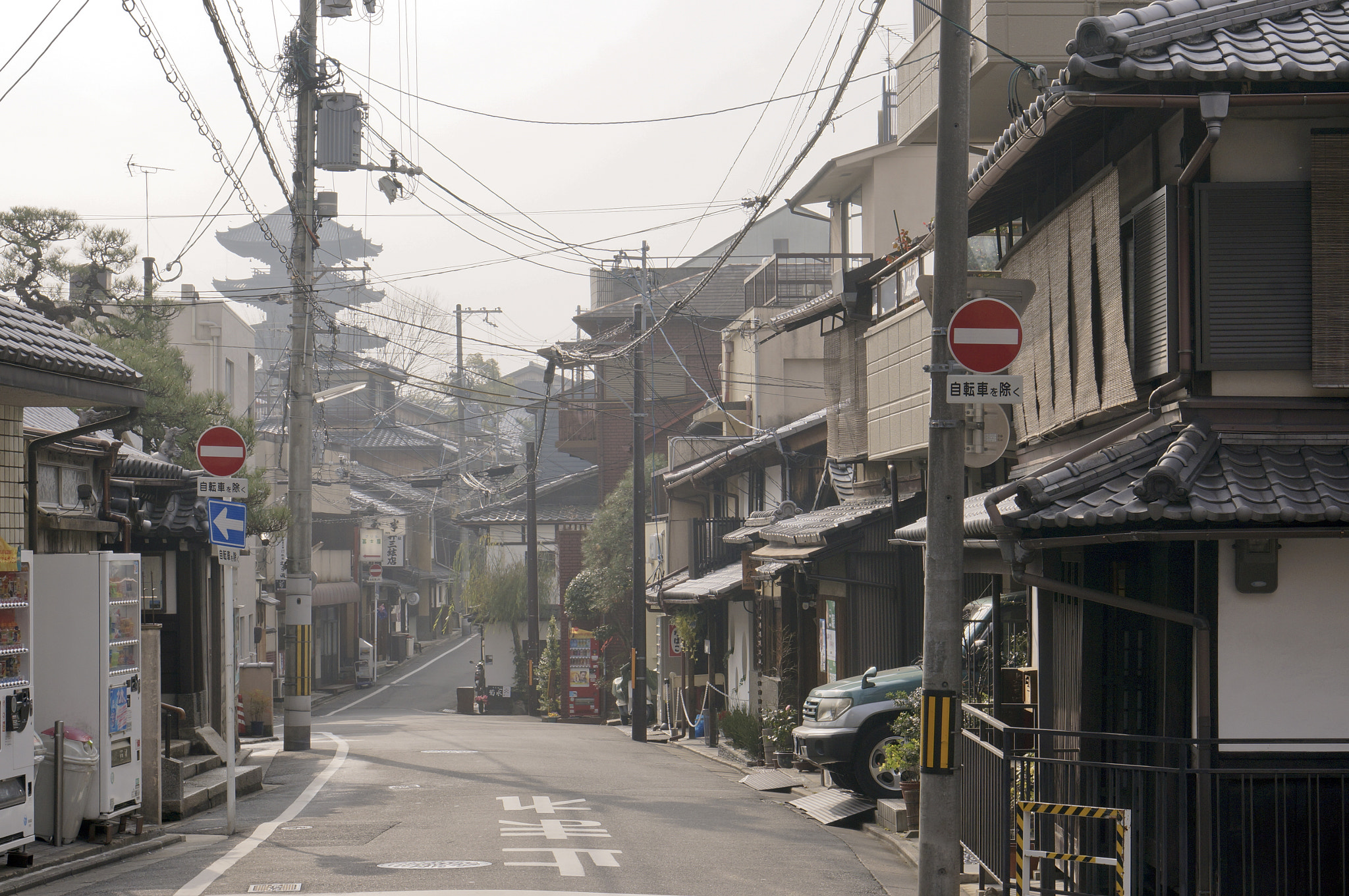 Sony Alpha NEX-5T + Sony Vario-Tessar T* E 16-70mm F4 ZA OSS sample photo. Street of kyoto photography