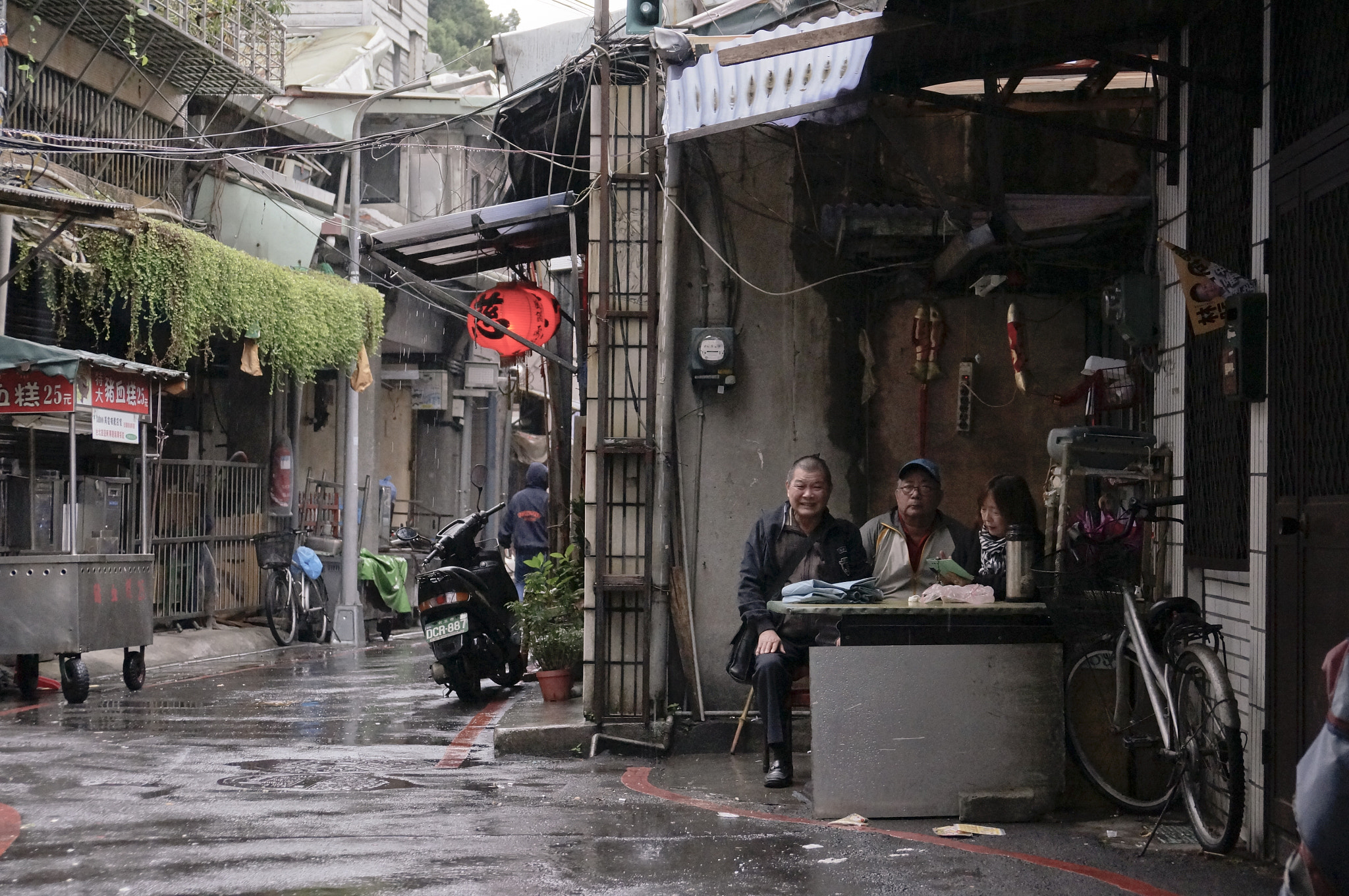 Sony Alpha NEX-5T + Sony Vario-Tessar T* E 16-70mm F4 ZA OSS sample photo. Rainy day of taipei photography