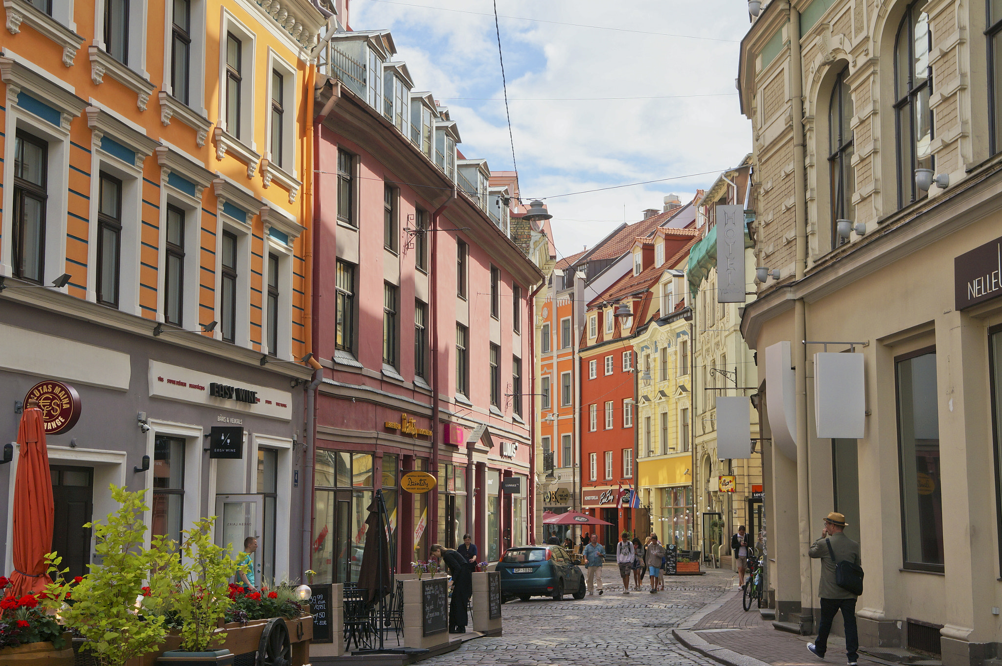Sony Alpha NEX-5T + Sony Vario-Tessar T* E 16-70mm F4 ZA OSS sample photo. An alley of riga photography