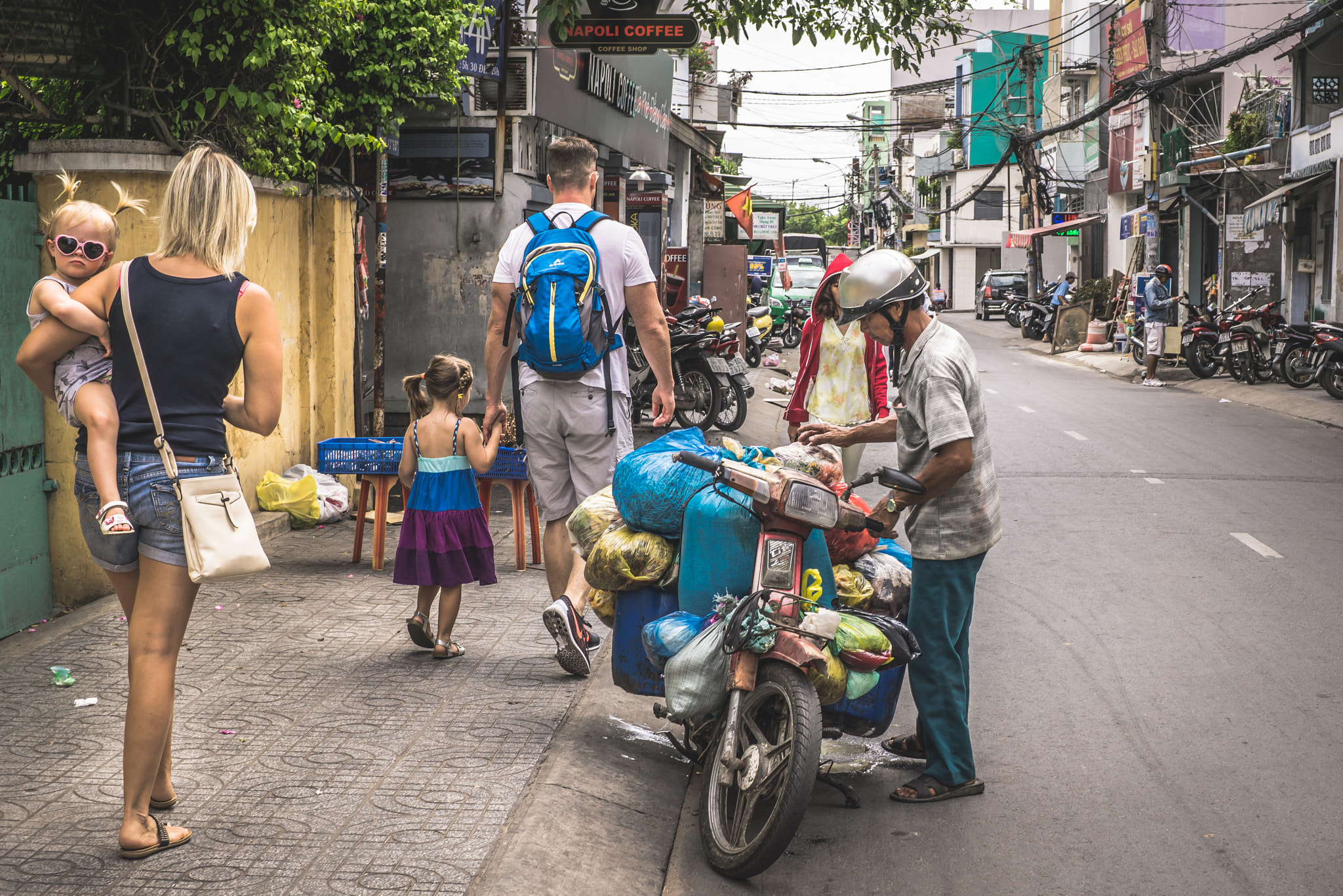 E 32mm F1.8 sample photo. Walking saigon photography