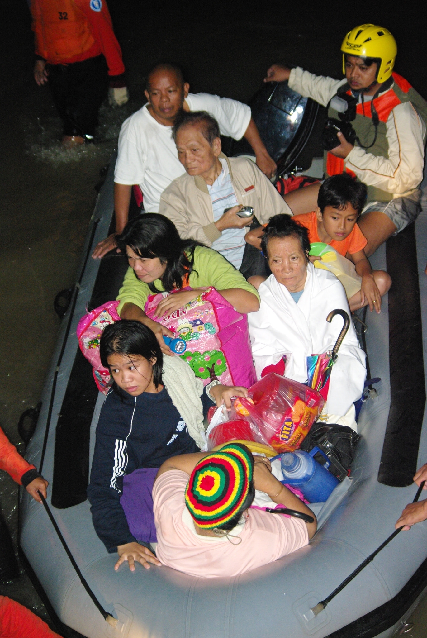 smc PENTAX-DA L 50-200mm F4-5.6 ED sample photo. Me with rescued flood victims photography