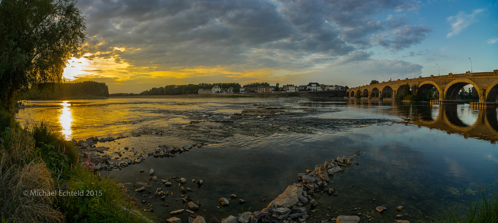 Sony a7 II + Minolta AF 28-80mm F3.5-5.6 II sample photo. Panorama of the loire river at les-ponts-de cés photography