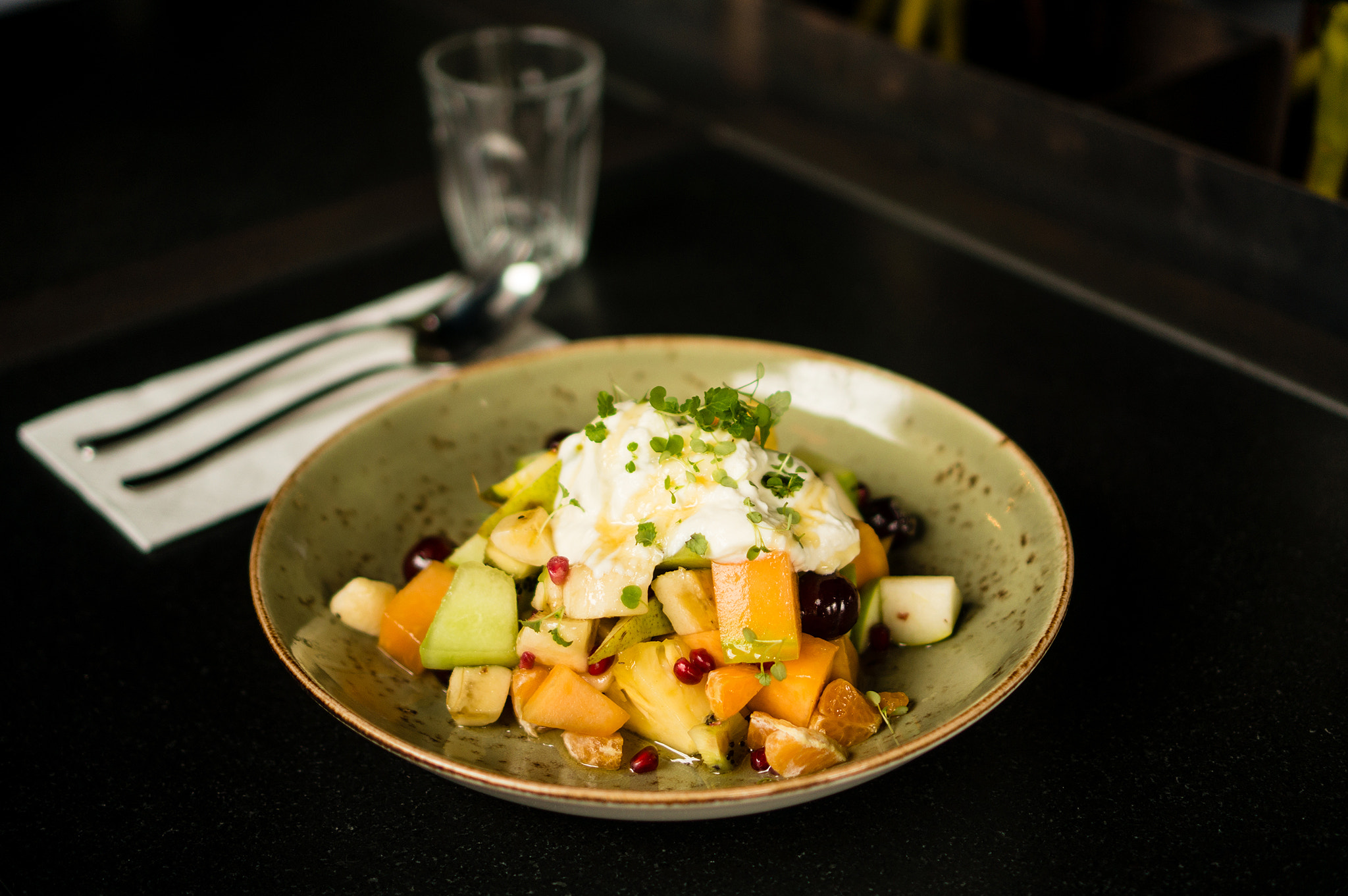Sony Alpha NEX-5R + Sony E 35mm F1.8 OSS sample photo. Seasonal fruit plate with maple syrup photography