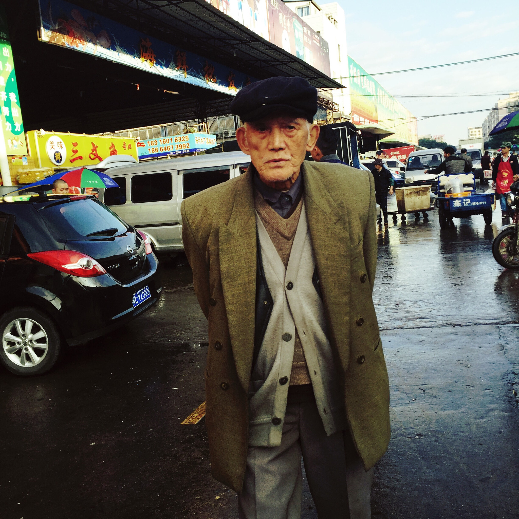 Hipstamatic 305 sample photo. A old man with a cap photography