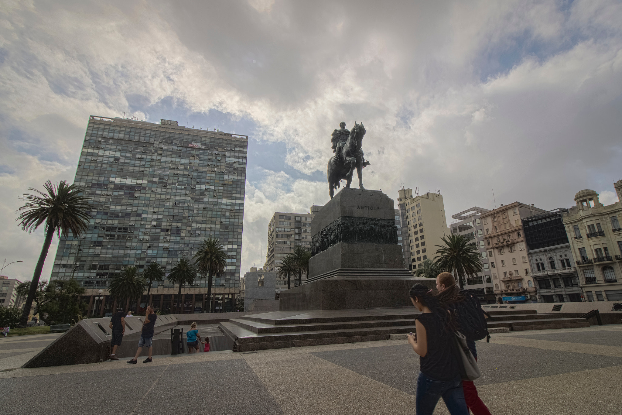 Canon EF-S 10-18mm F4.5–5.6 IS STM sample photo. Statue of artigas photography