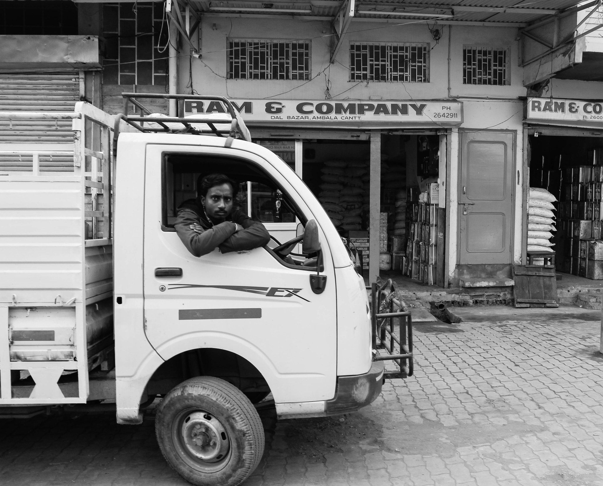 Canon EOS 100D (EOS Rebel SL1 / EOS Kiss X7) + Canon EF 17-40mm F4L USM sample photo. Streets of india photography