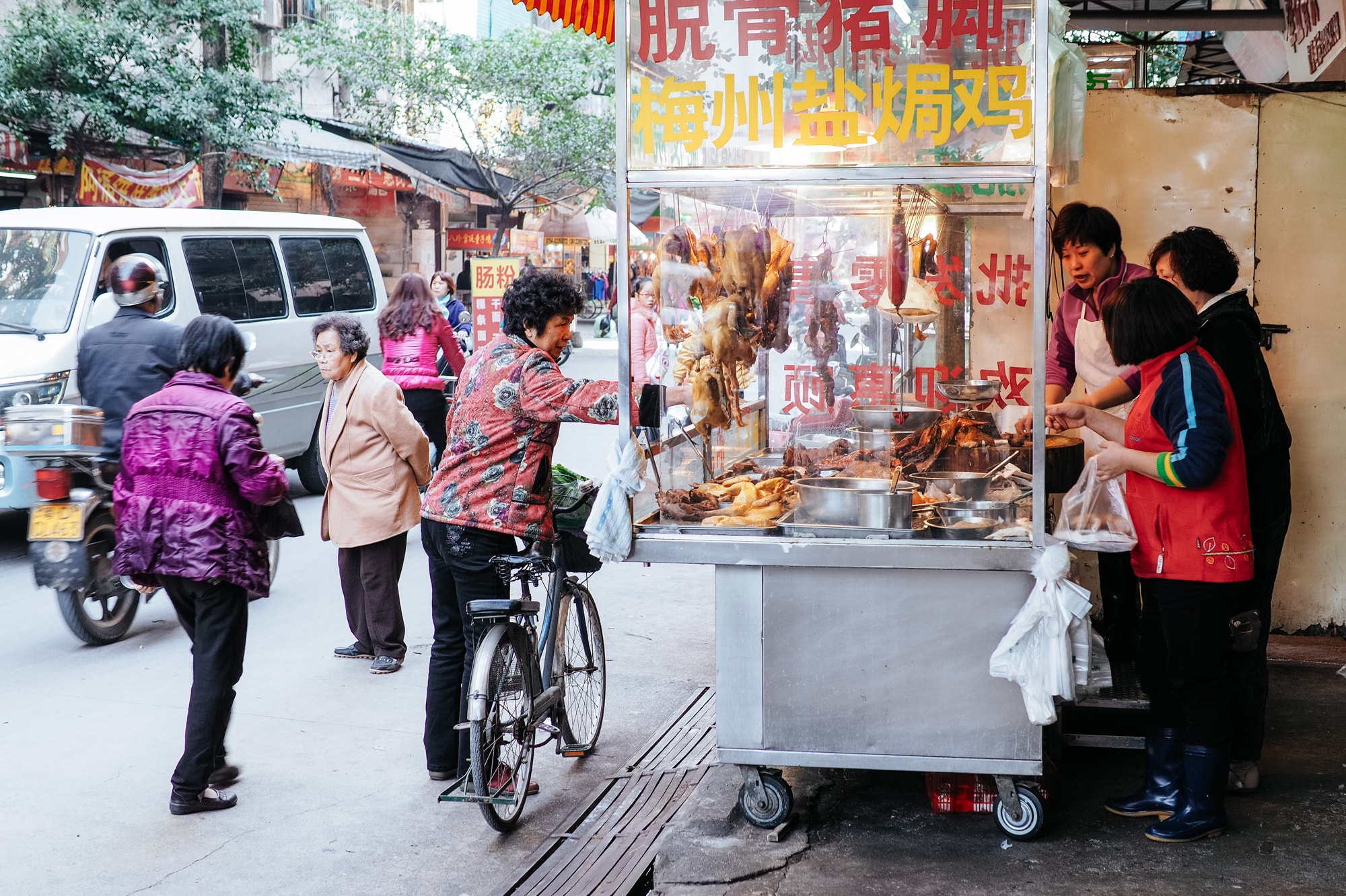 Olympus OM-D E-M10 + Panasonic Leica DG Summilux 25mm F1.4 II ASPH sample photo. Markets in shantou, guangzhou photography