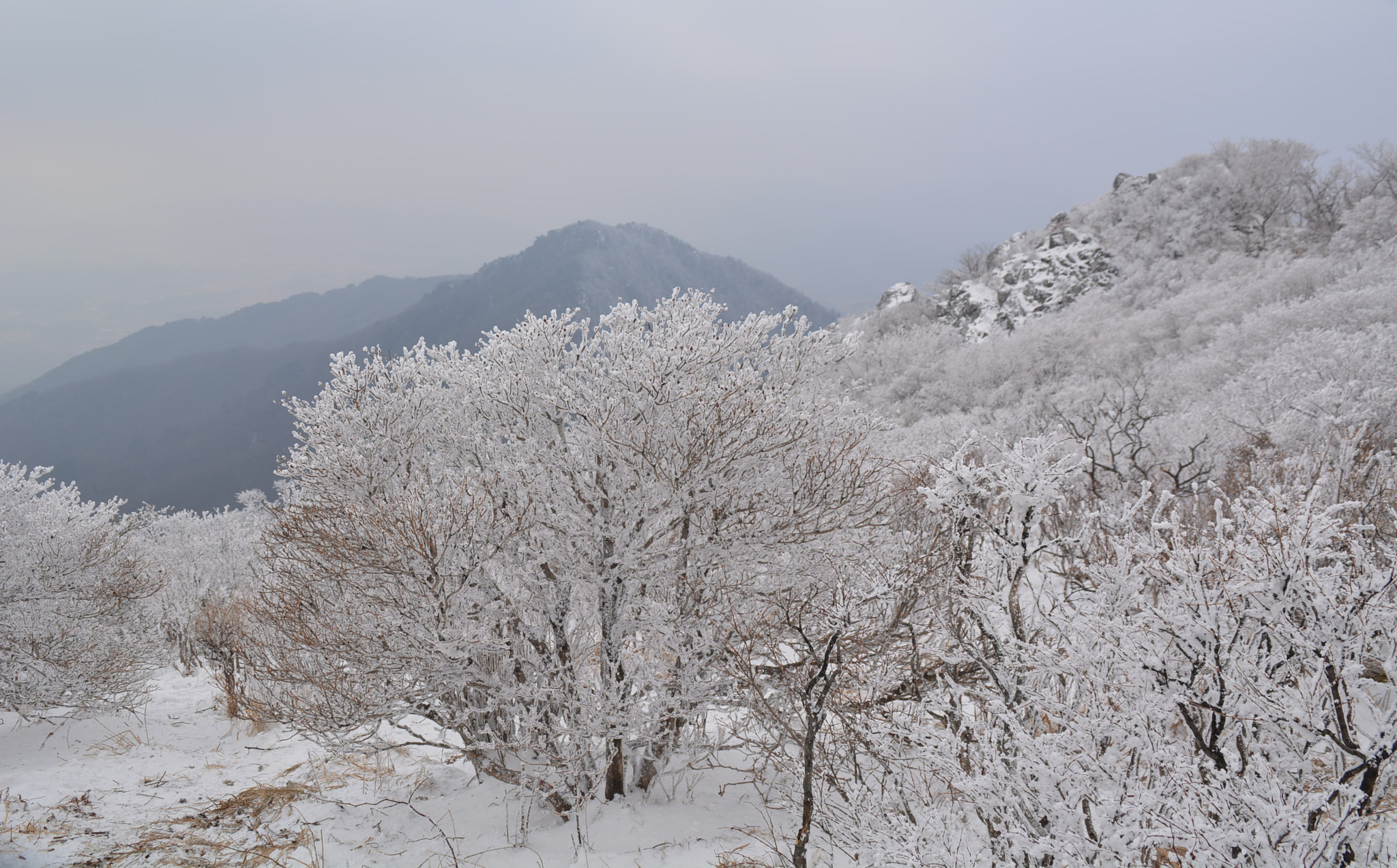 Nikon D5200 + AF Nikkor 70-210mm f/4-5.6D sample photo. 덕유산 photography