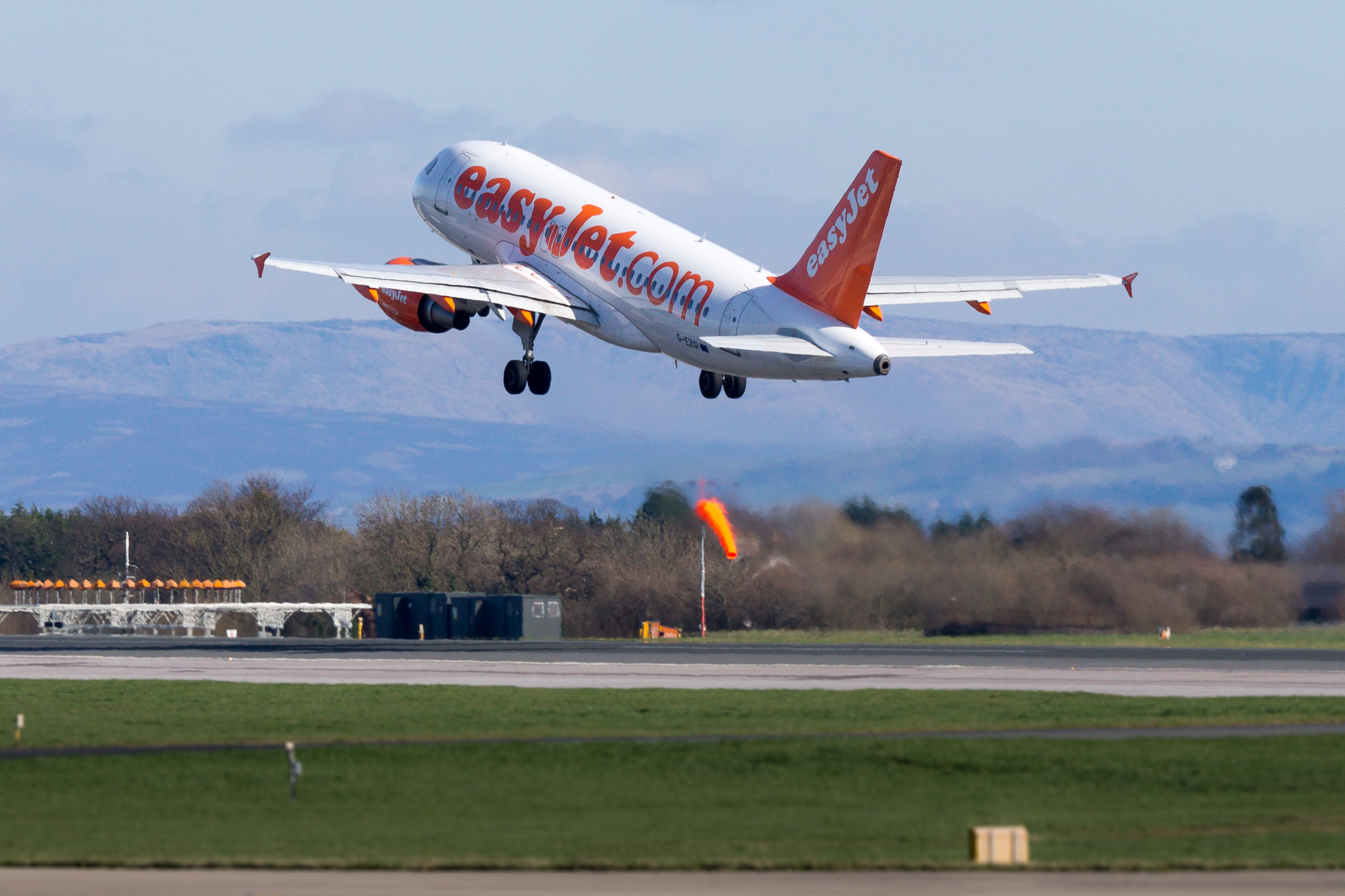 Sony 70-300mm F4.5-5.6 G SSM sample photo. Easyjet departs photography