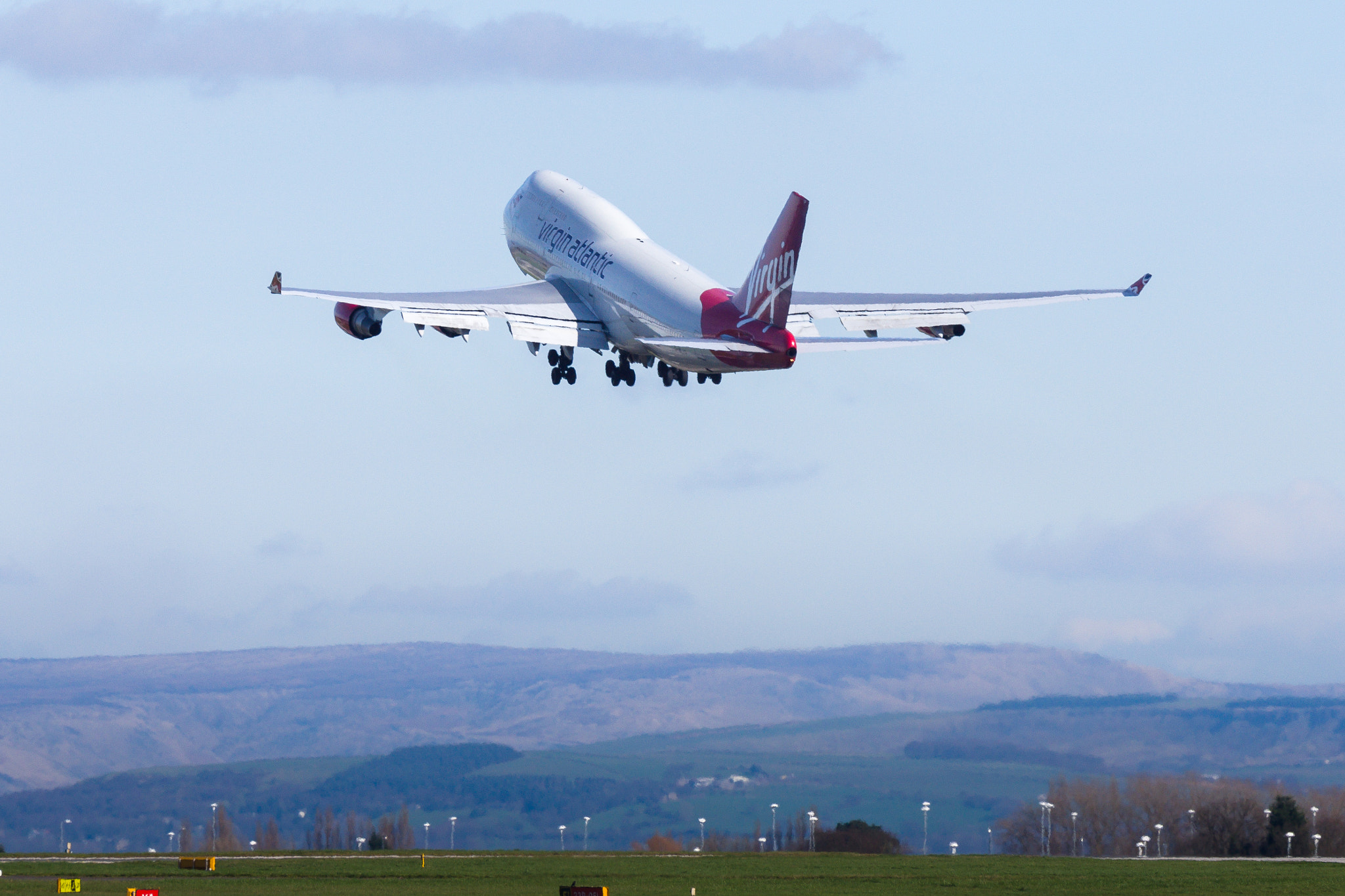 Sony 70-300mm F4.5-5.6 G SSM sample photo. Virgin 747 take-off photography
