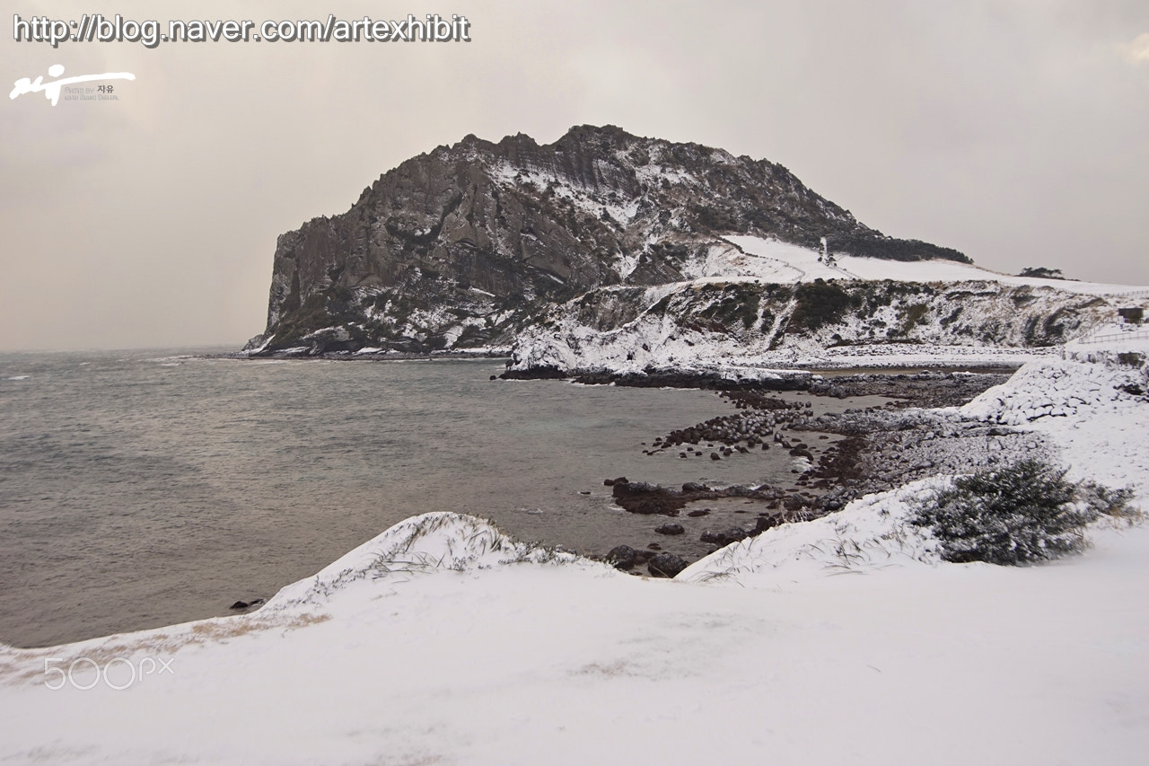 Sony a7 + Minolta AF 17-35mm F2.8-4 (D) sample photo. Seongsanilchulbong with snow photography