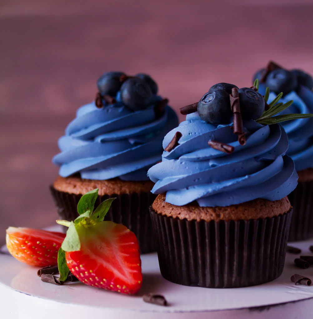 Appetizing cupcakes with blueberries by Alen Laguta on 500px.com