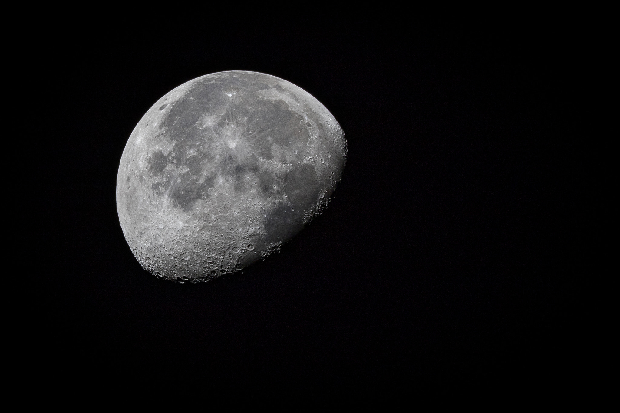 Canon EOS 7D Mark II + Canon EF 400mm F2.8L IS II USM sample photo. Waning gibbous moon photography