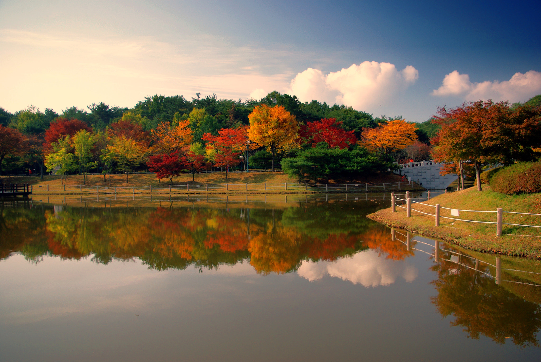 Pentax K10D sample photo. Fall in a lake photography
