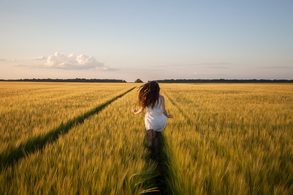 woman run  in yellow wheat field by Oleksandr Boiko on 500px.com