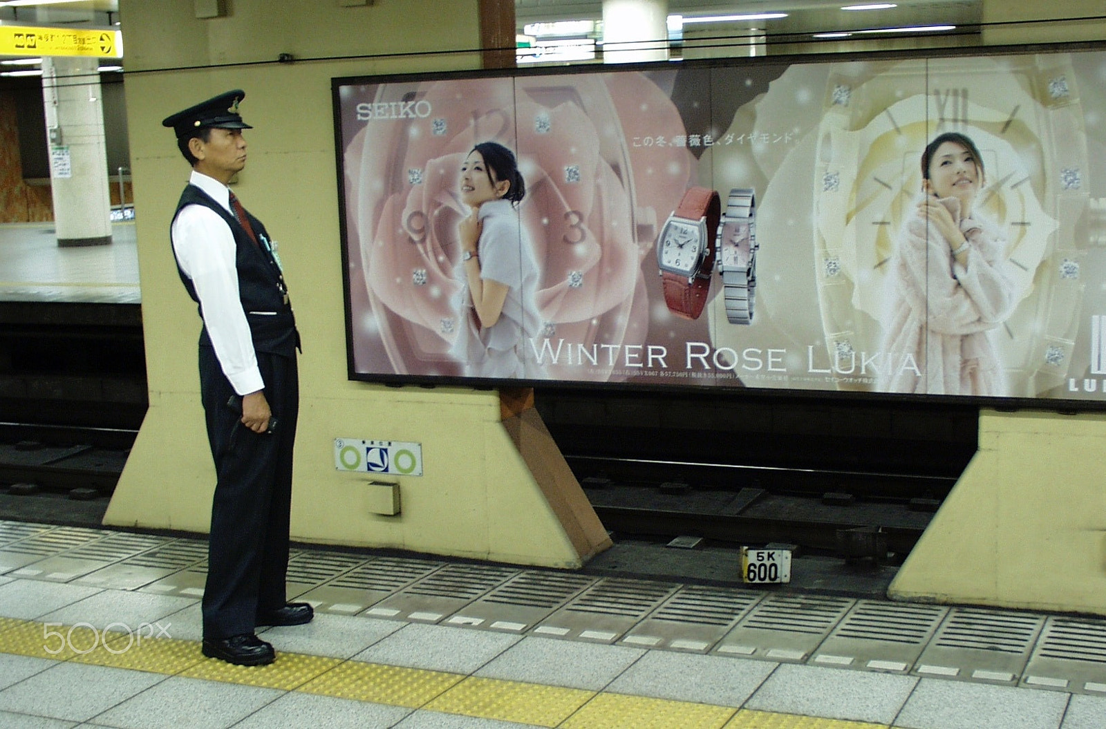 Olympus C2500L sample photo. Tokyo metro photography